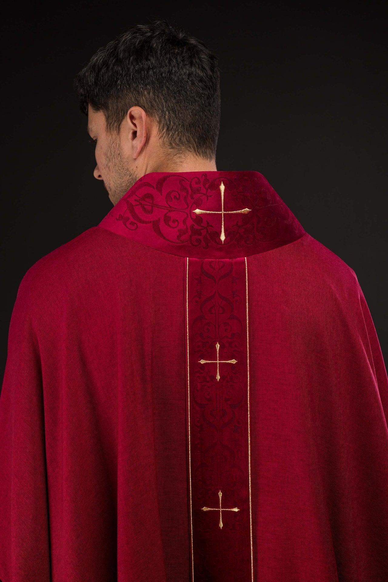 Casula di colore rosso con fascia e colletto ricamati a croci LE/7073/02 - PERILPRETE.IT