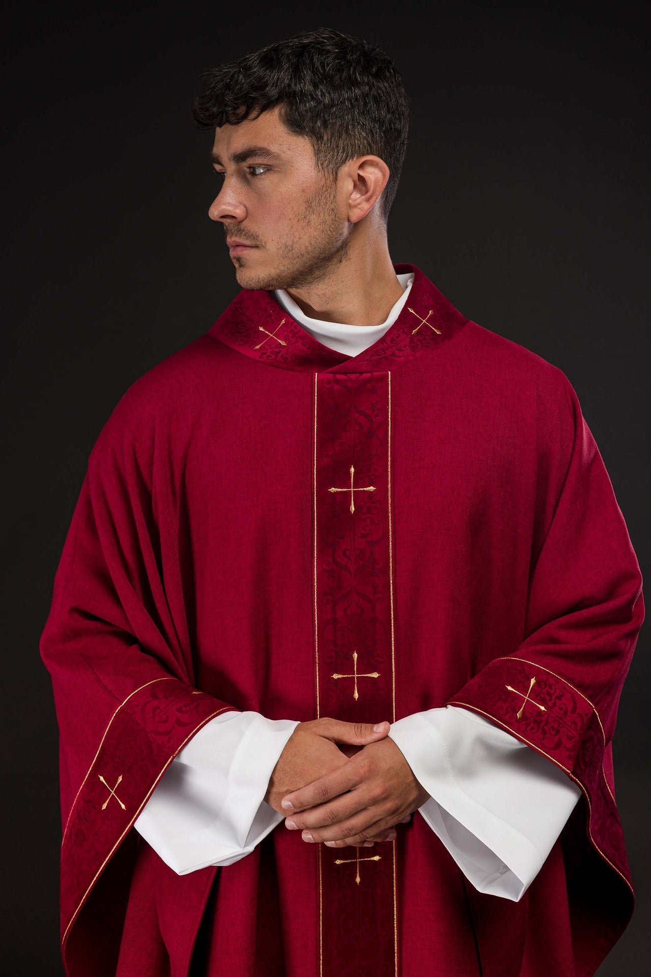 Casula di colore rosso con fascia e colletto ricamati a croci LE/7073/02 - PERILPRETE.IT