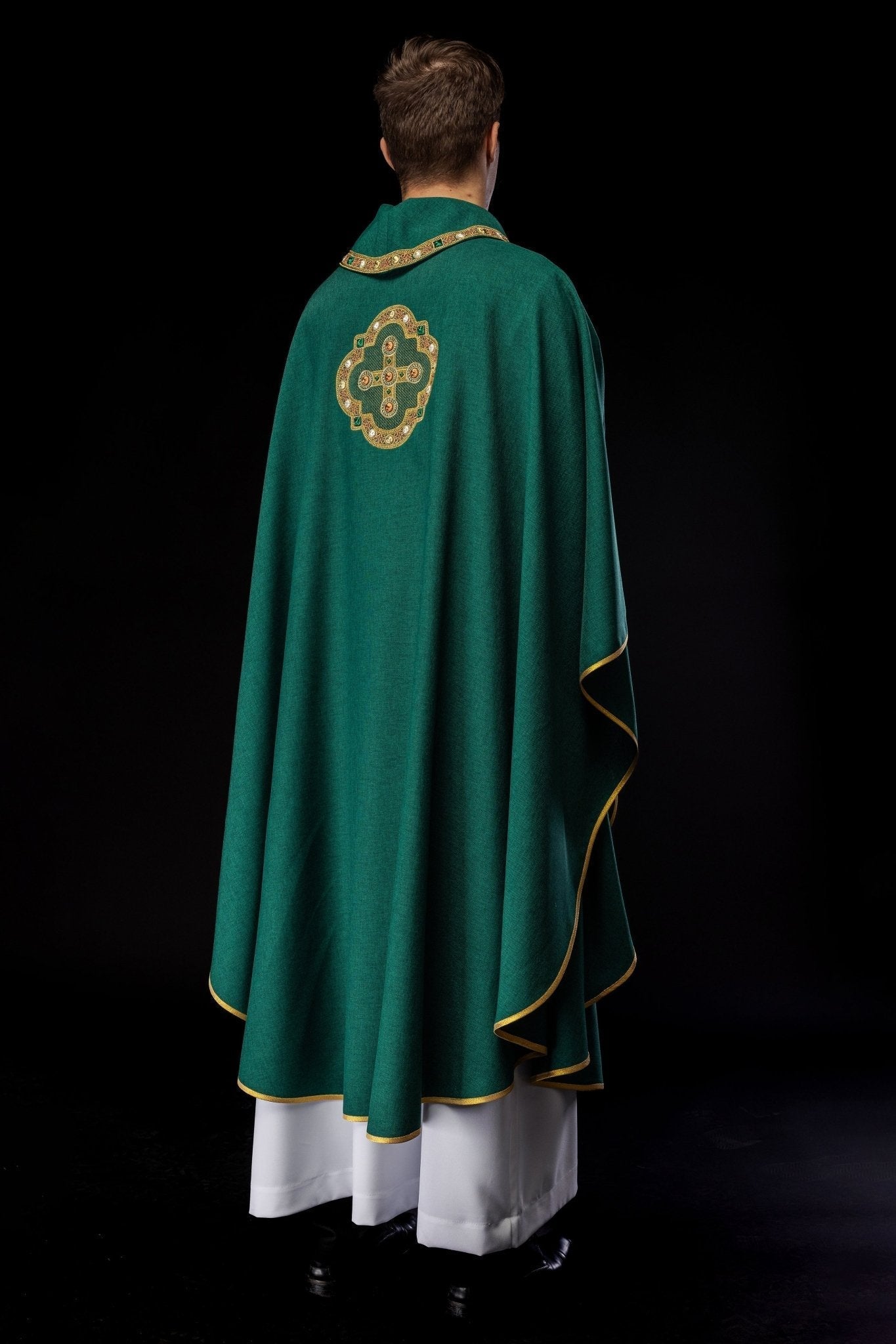 Casula di colore verde con bordino ricamato sul colletto e intorno al ricamo della croce S - 7066 - 01 - 70 - PERILPRETE.IT