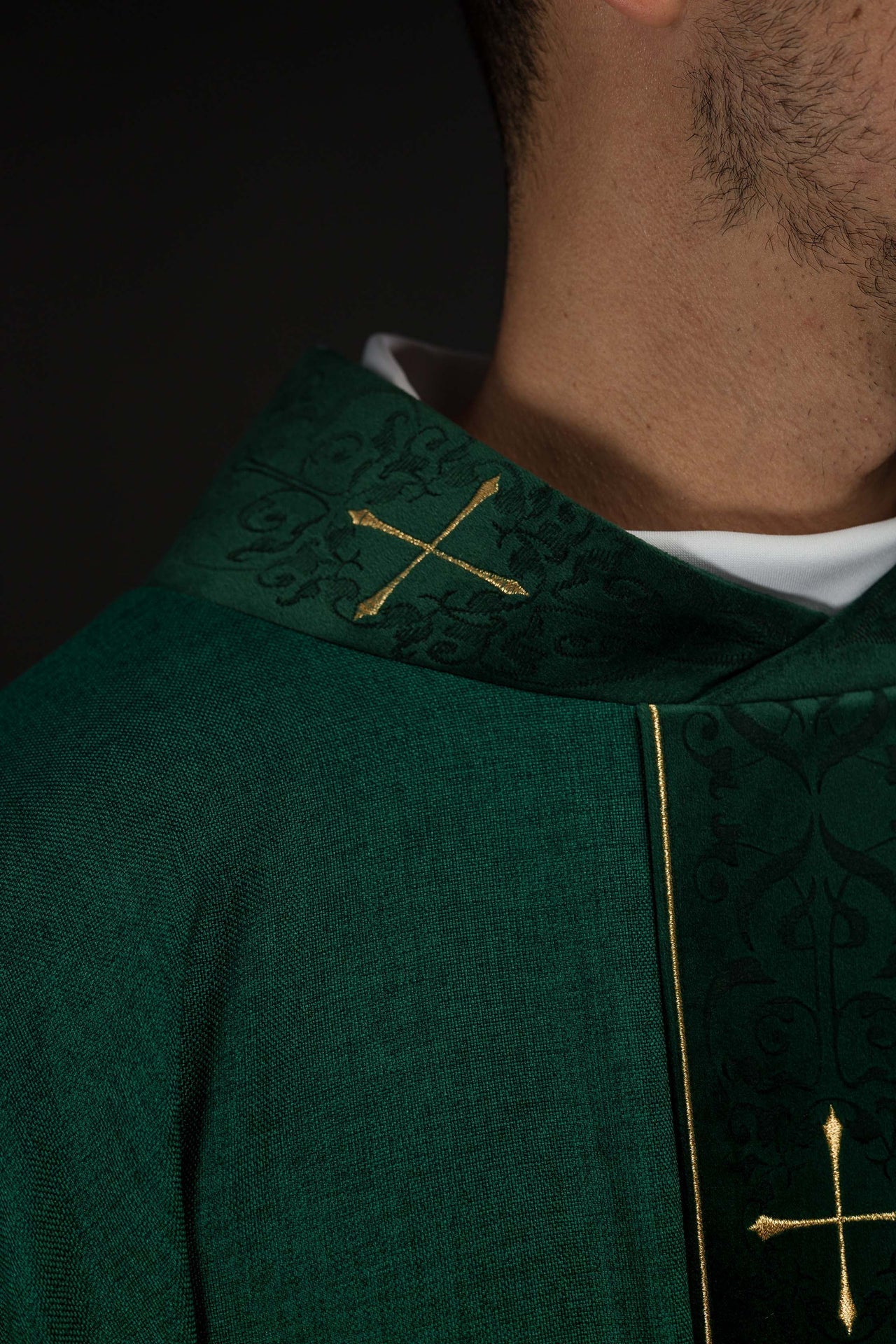 Casula di colore verde con fascia e colletto ricamati a croci LE/7073/01 - PERILPRETE.IT