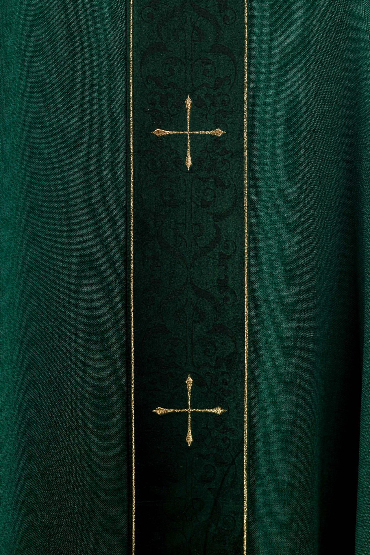 Casula di colore verde con fascia ricamata a croci LE/7074/01 - PERILPRETE.IT