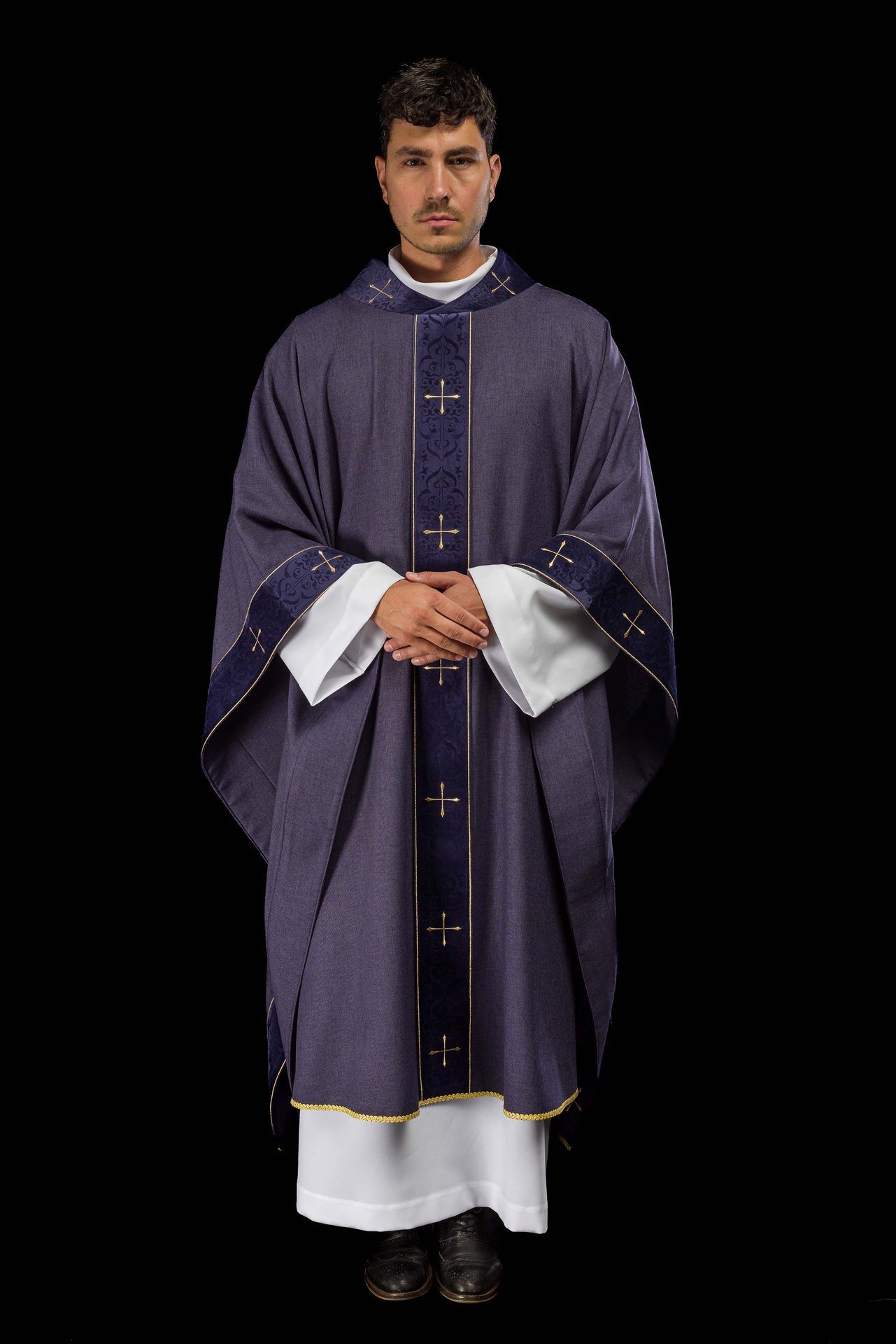 Casula di colore viola con fascia e colletto ricamati a croci LE/7073/03 - PERILPRETE.IT