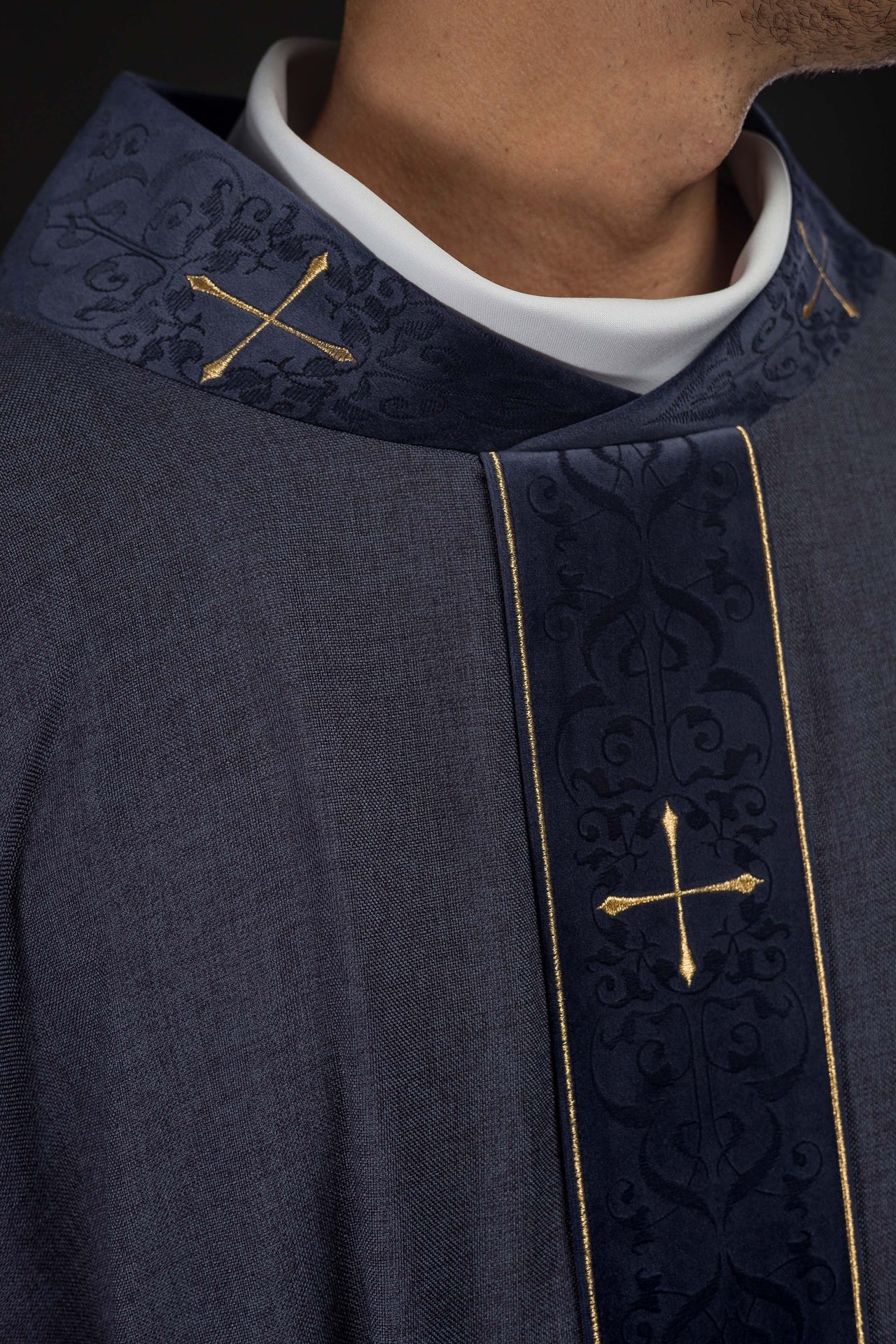 Casula di colore viola con fascia e colletto ricamati a croci LE/7073/03 - PERILPRETE.IT