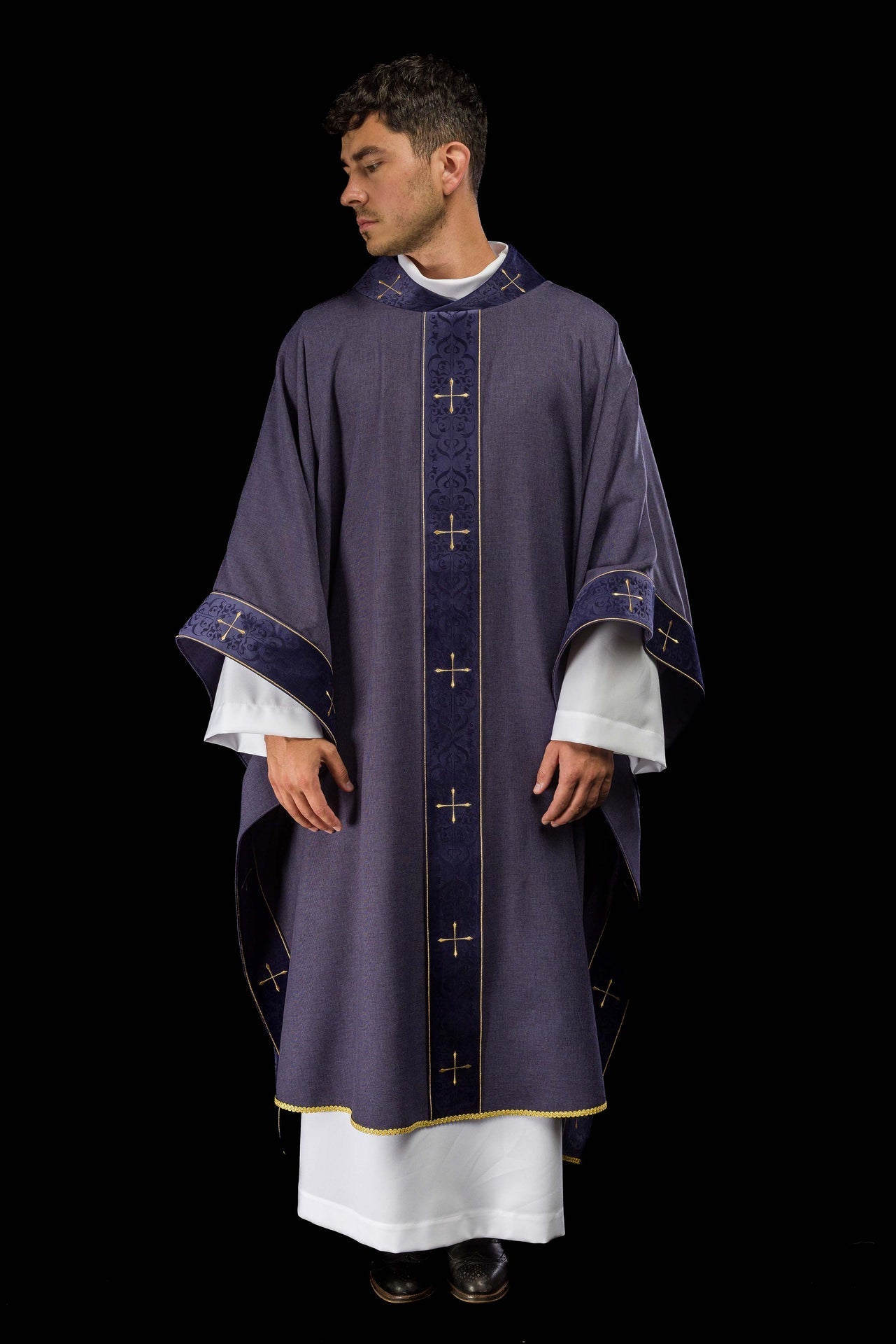 Casula di colore viola con fascia e colletto ricamati a croci LE/7073/03 - PERILPRETE.IT