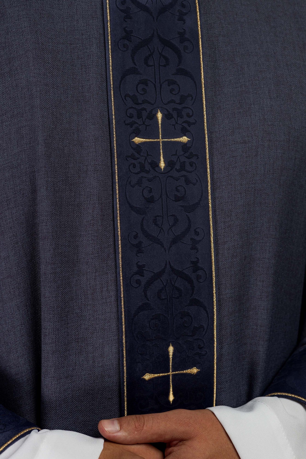 Casula di colore viola con fascia e colletto ricamati a croci LE/7073/03 - PERILPRETE.IT