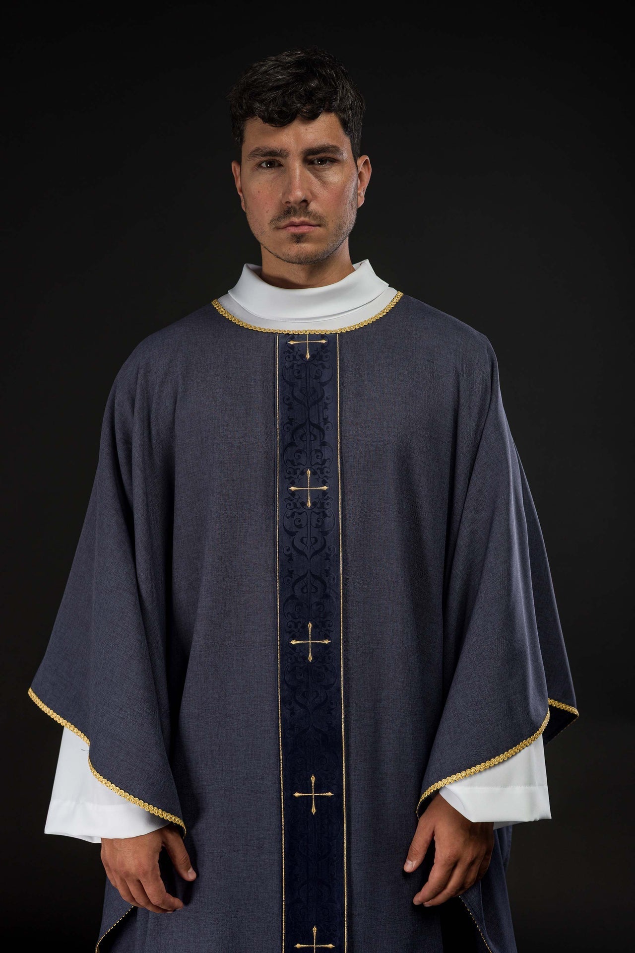 Casula di colore viola con fascia ricamata a croci LE/7074/03 - PERILPRETE.IT