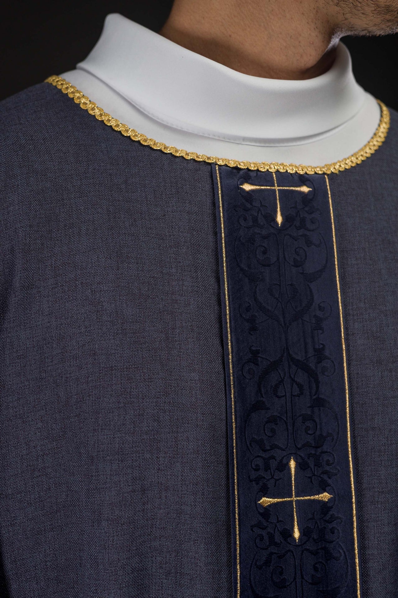 Casula di colore viola con fascia ricamata a croci LE/7074/03 - PERILPRETE.IT