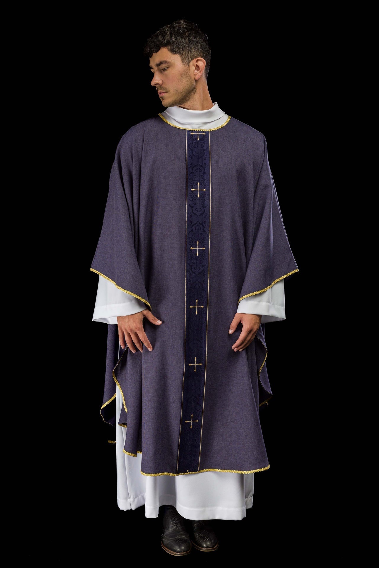 Casula di colore viola con fascia ricamata a croci LE/7074/03 - PERILPRETE.IT