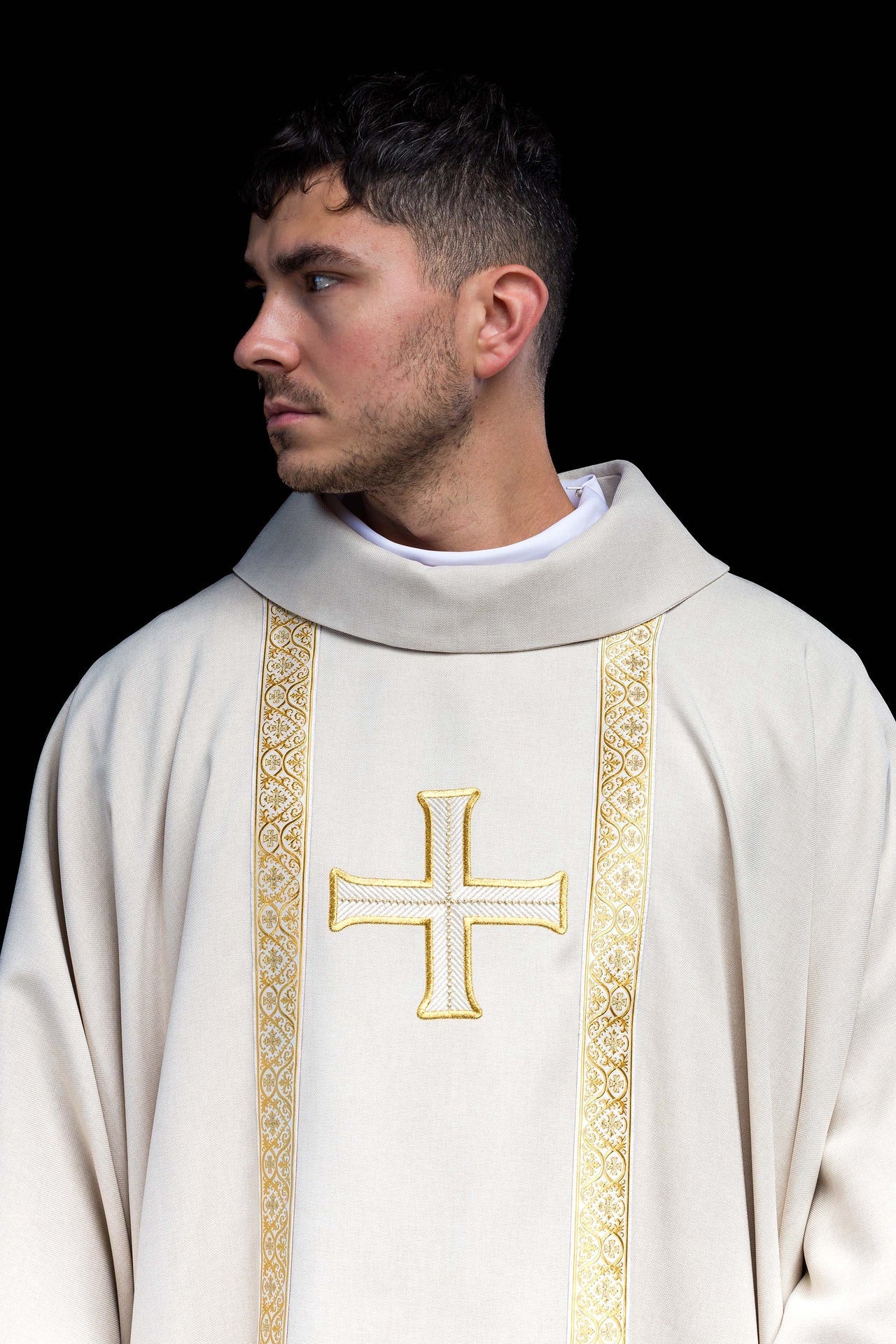Casula liturgica color ecru con croce ricamata e bande jacquard KOR/975/05/70 - PERILPRETE.IT