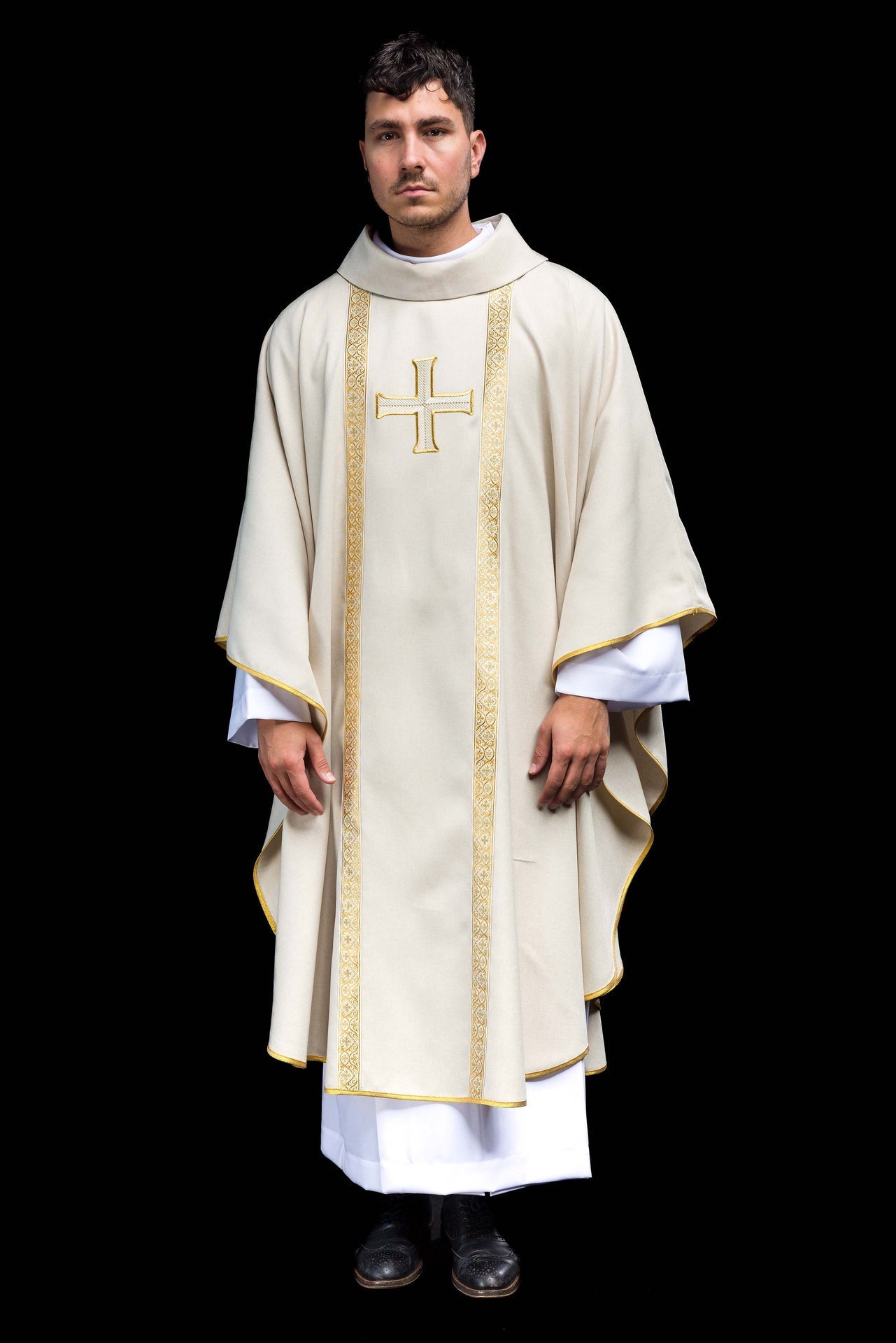 Casula liturgica color ecru con croce ricamata e bande jacquard KOR/975/05/70 - PERILPRETE.IT