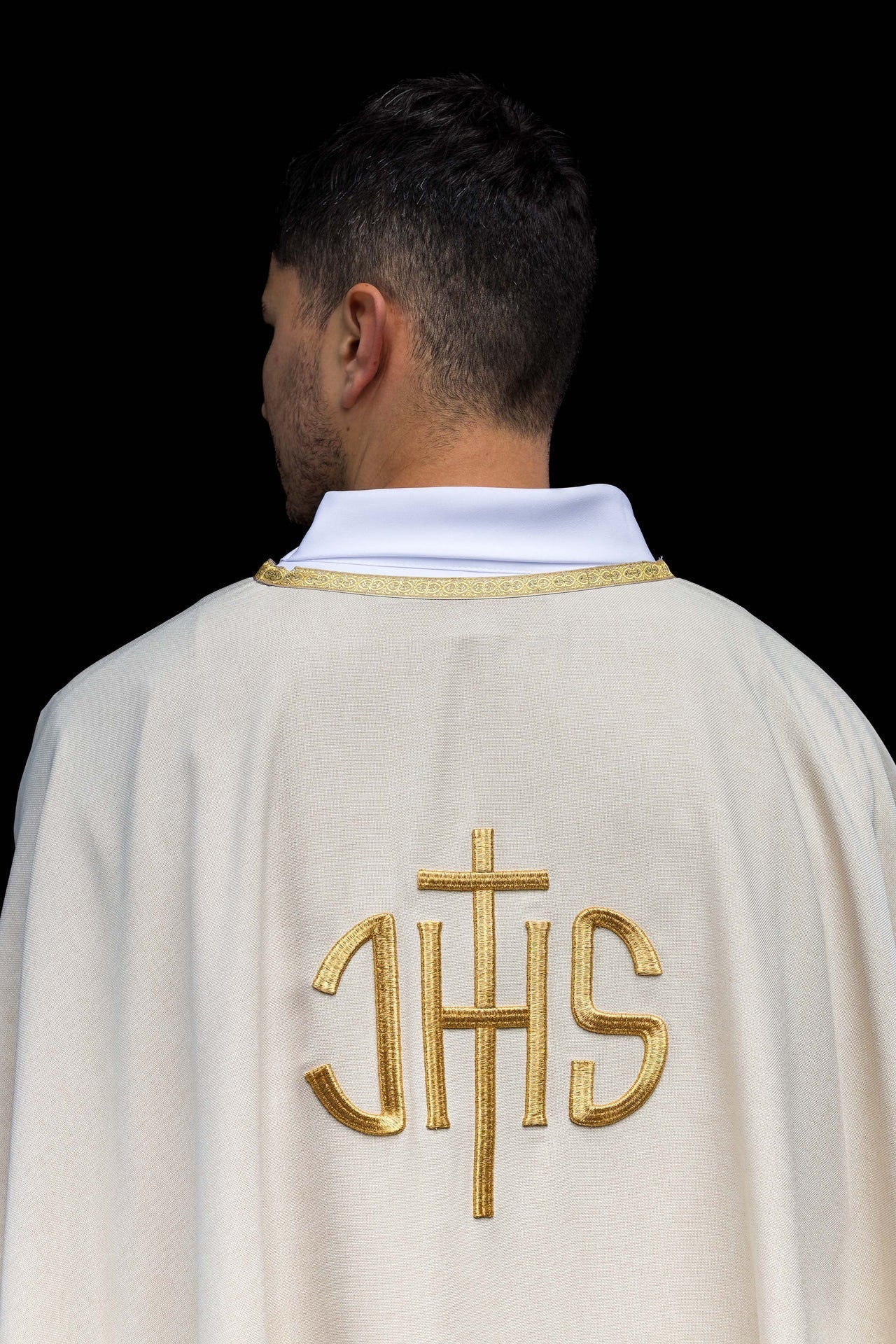 Casula liturgica color écru con ricamo dorato IHS KOA/001/05/70 - PERILPRETE.IT