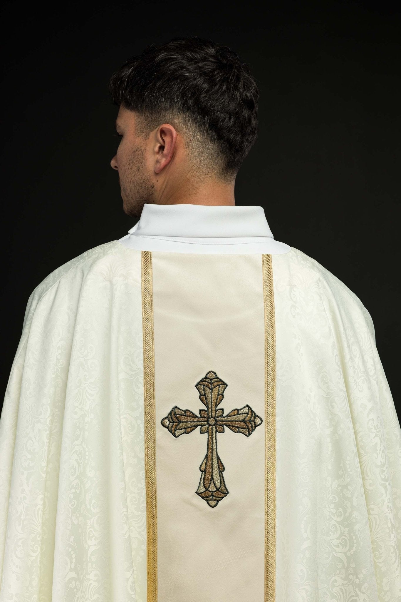 Casula liturgica color ecru con stolone e ricamo della croce su tessuto jacquard KOA/007/05/98 - PERILPRETE.IT