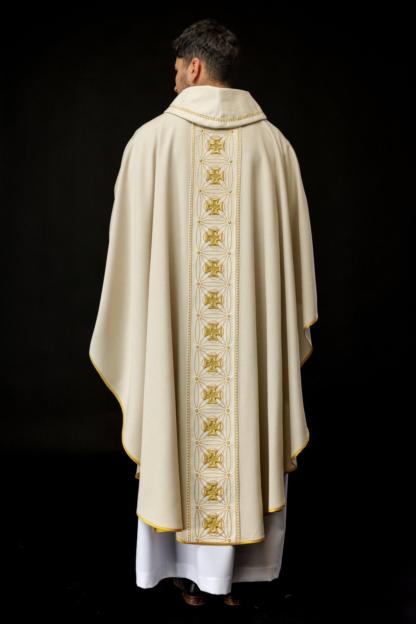 Casula liturgica con cintura riccamente decorata con croci S - 7071 - 05 - 70 - PERILPRETE.IT