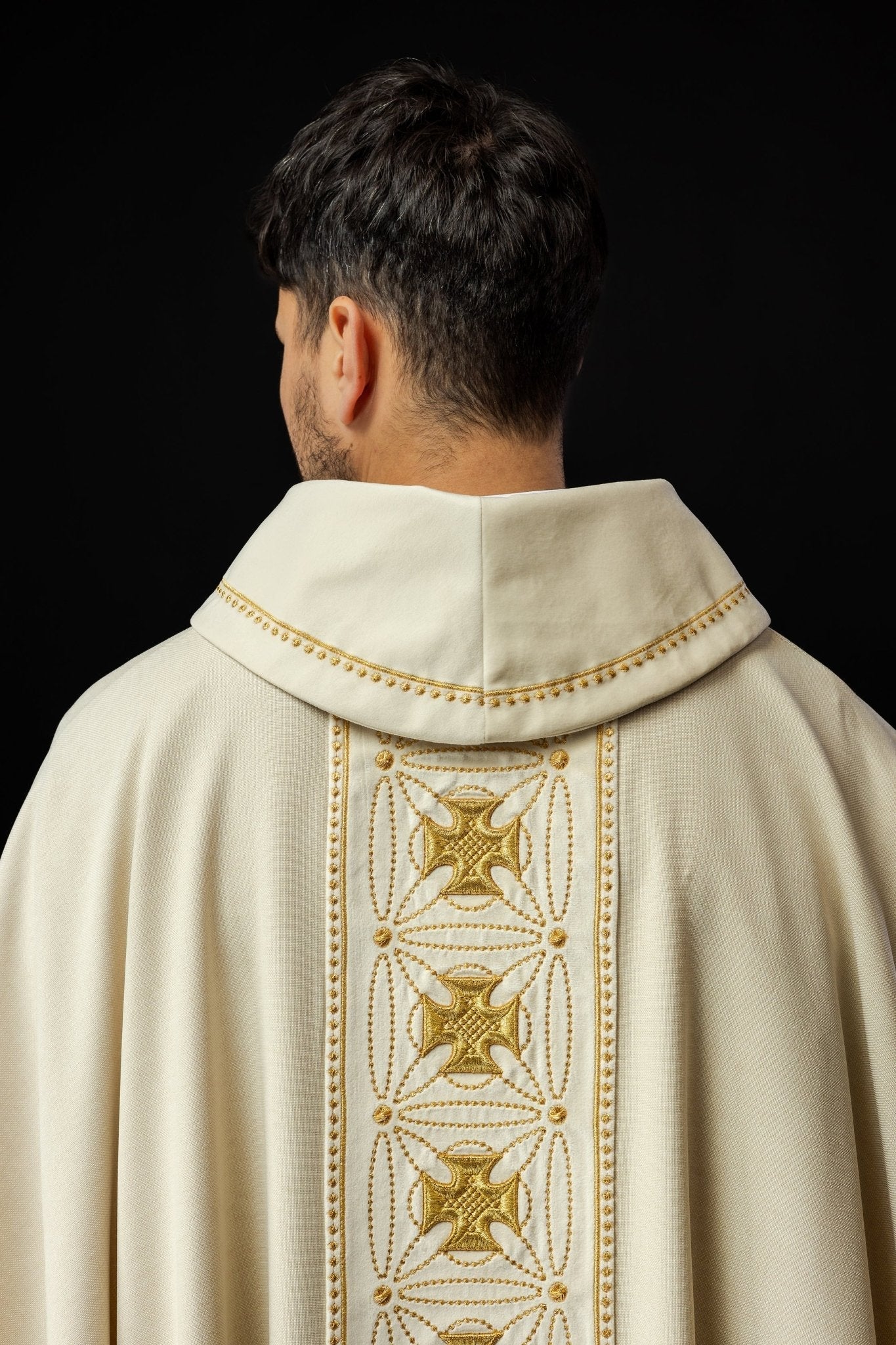 Casula liturgica con cintura riccamente decorata con croci S - 7071 - 05 - 70 - PERILPRETE.IT
