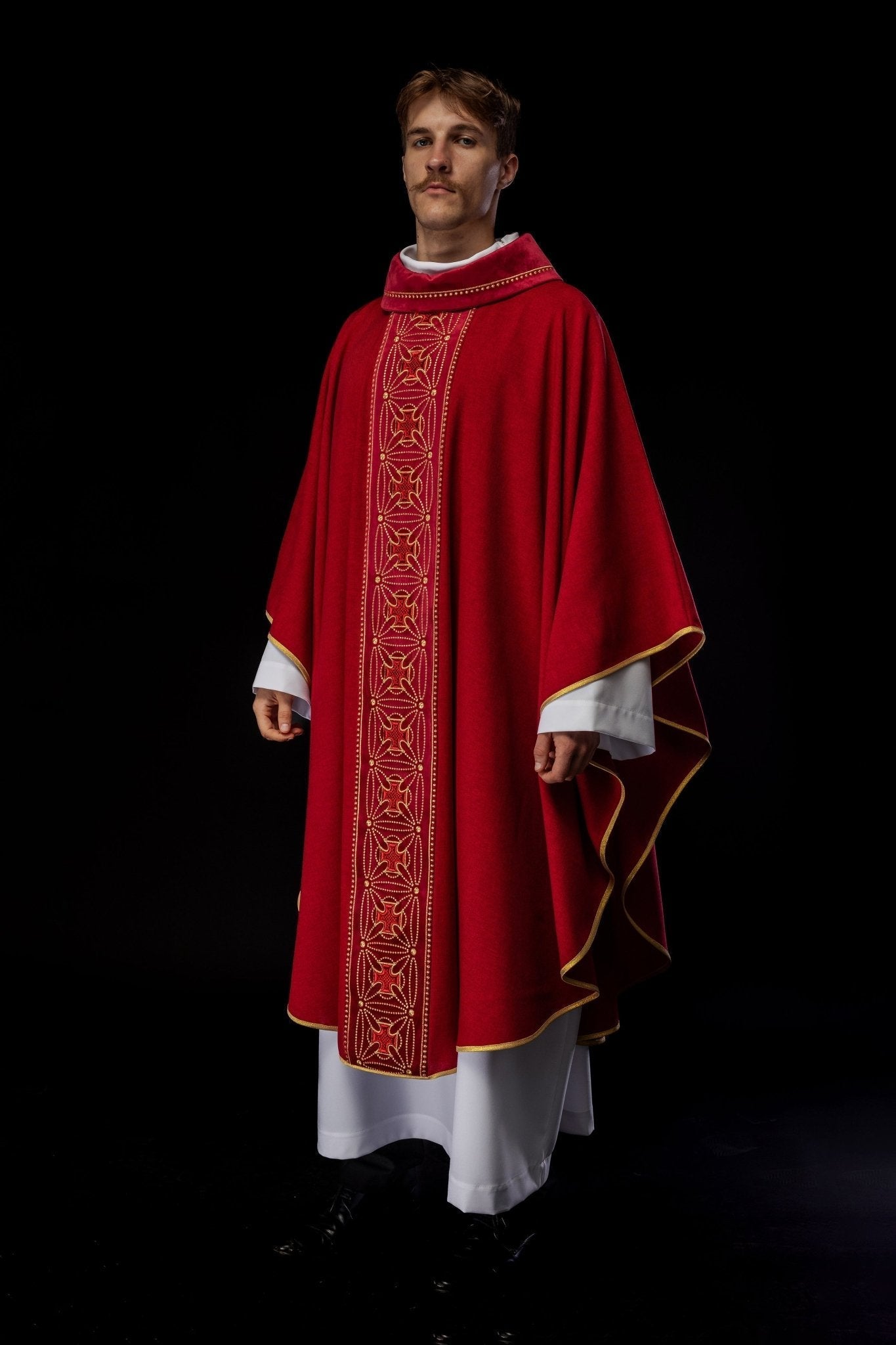 Casula liturgica con cintura riccamente decorata con croci di colore rosso S - 7071 - 02 - 70 - PERILPRETE.IT