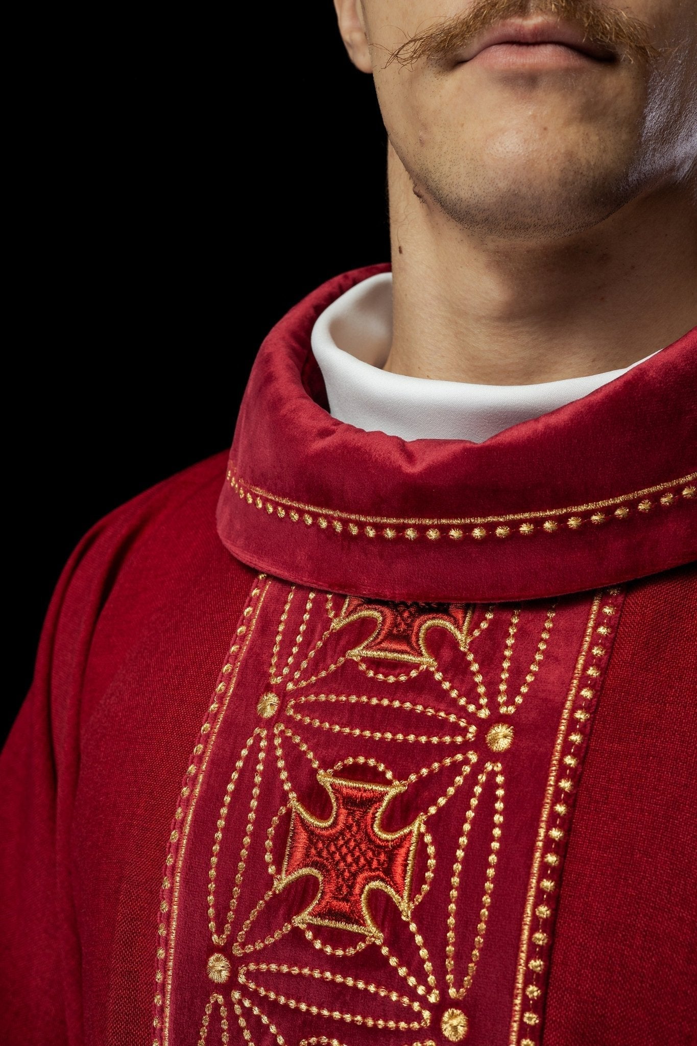 Casula liturgica con cintura riccamente decorata con croci di colore rosso S - 7071 - 02 - 70 - PERILPRETE.IT
