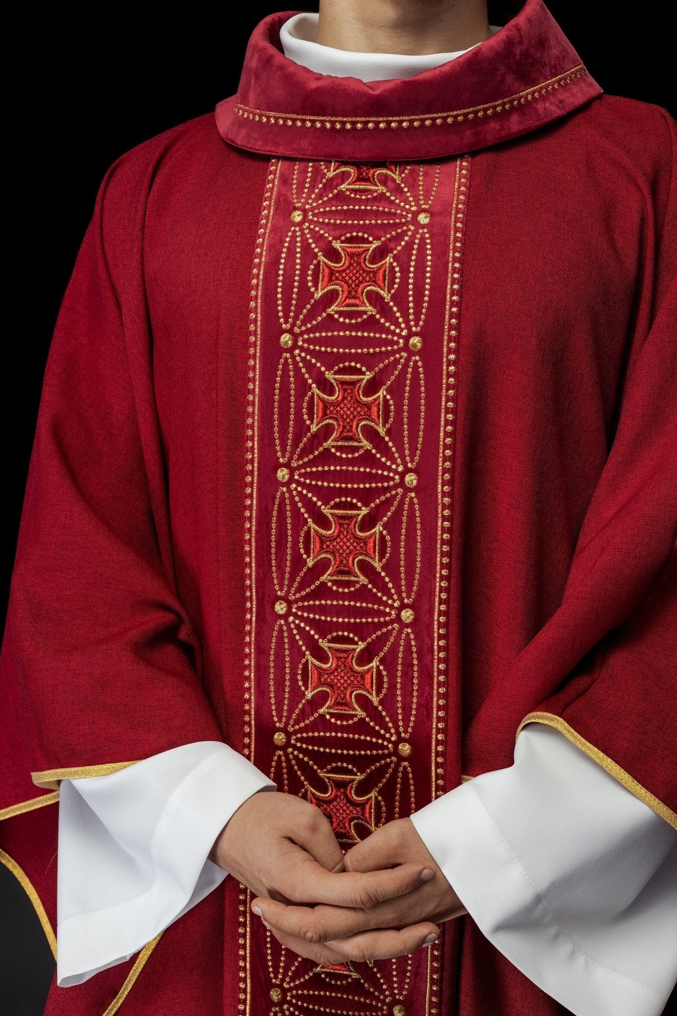 Casula liturgica con cintura riccamente decorata con croci di colore rosso S - 7071 - 02 - 70 - PERILPRETE.IT
