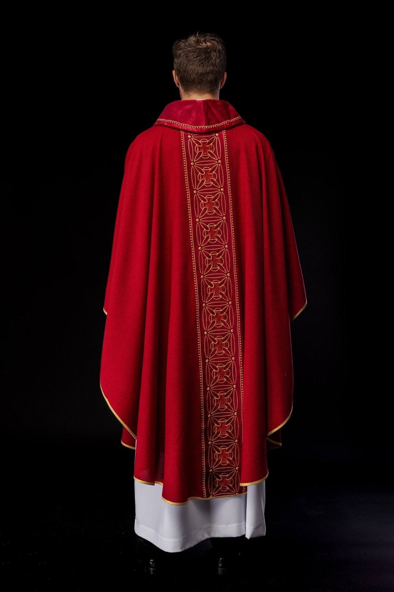 Casula liturgica con cintura riccamente decorata con croci di colore rosso S - 7071 - 02 - 70 - PERILPRETE.IT
