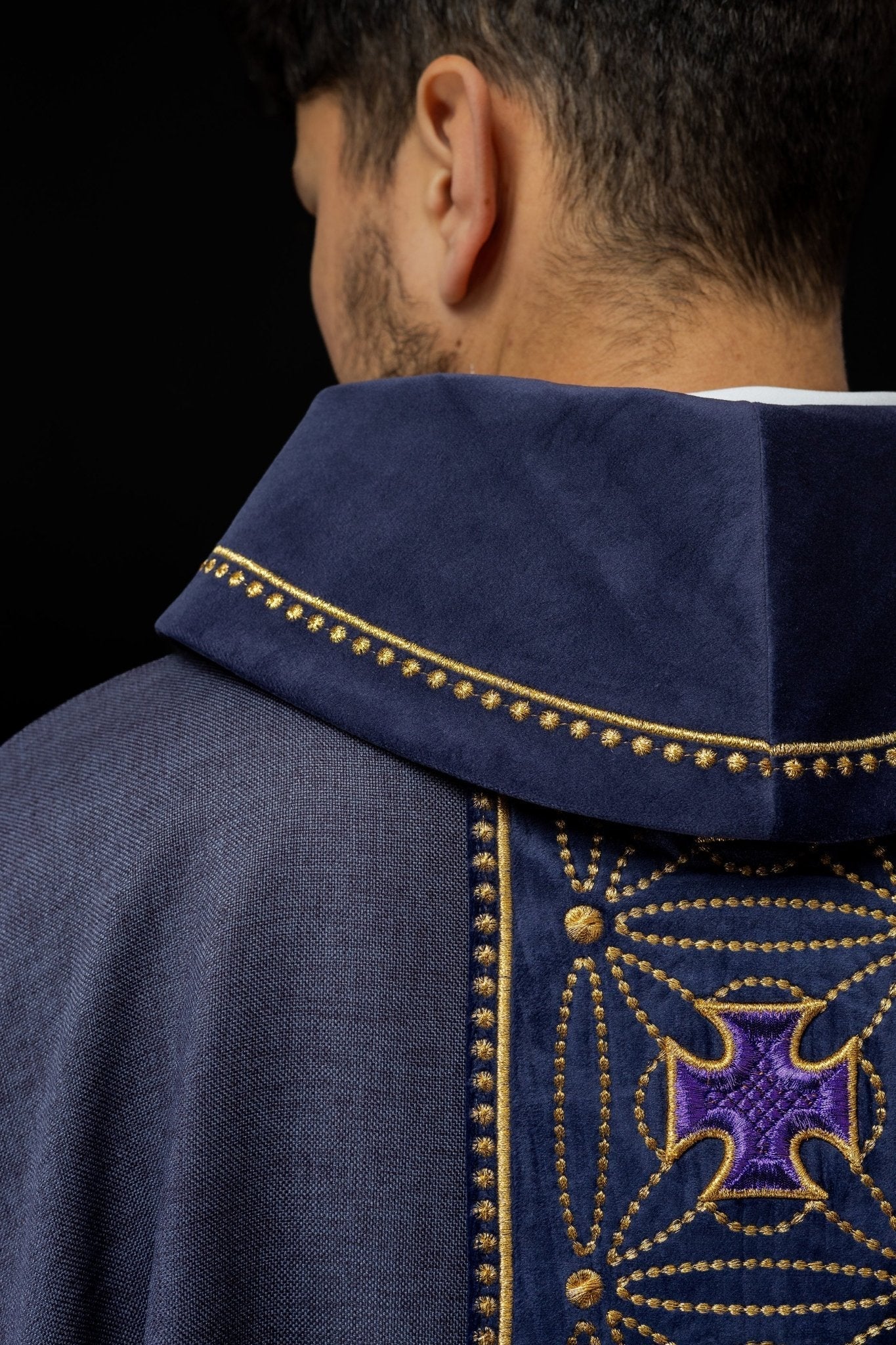 Casula liturgica con fascia riccamente decorata di croci viola S - 7071 - 03 - 70 - PERILPRETE.IT