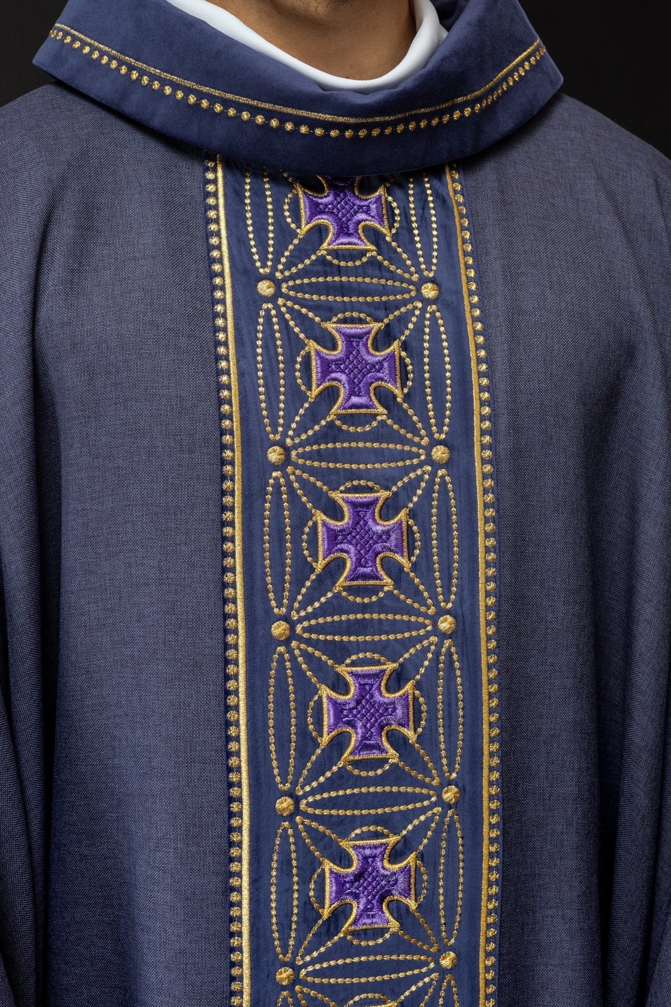 Casula liturgica con fascia riccamente decorata di croci viola S - 7071 - 03 - 70 - PERILPRETE.IT