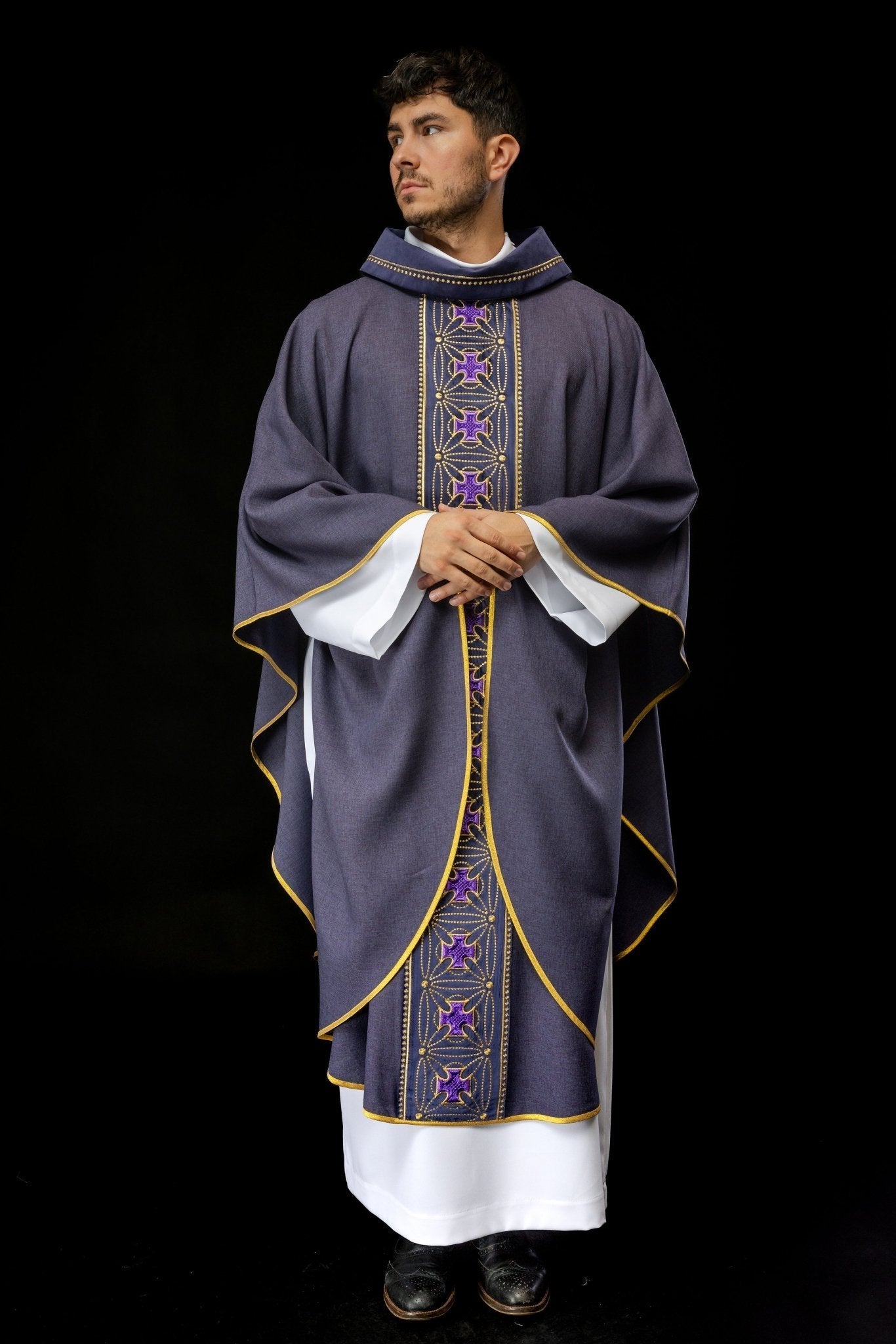 Casula liturgica con fascia riccamente decorata di croci viola S - 7071 - 03 - 70 - PERILPRETE.IT