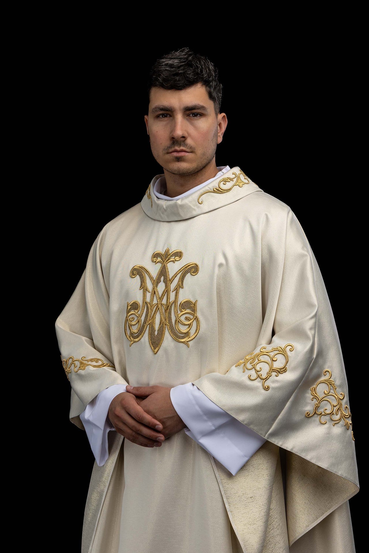 Casula liturgica con simbolo mariano ricamato S-7555-05-54 - PERILPRETE.IT