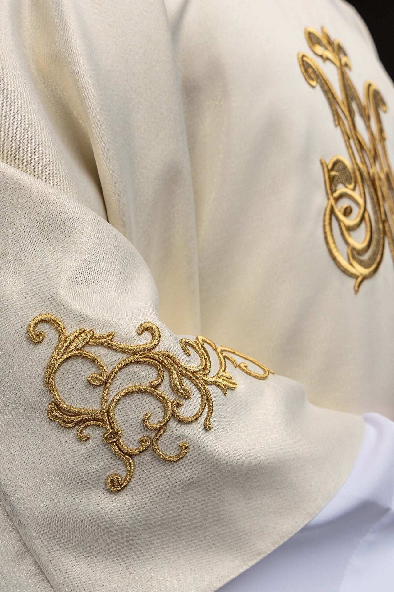Casula liturgica con simbolo mariano ricamato S-7555-05-54 - PERILPRETE.IT