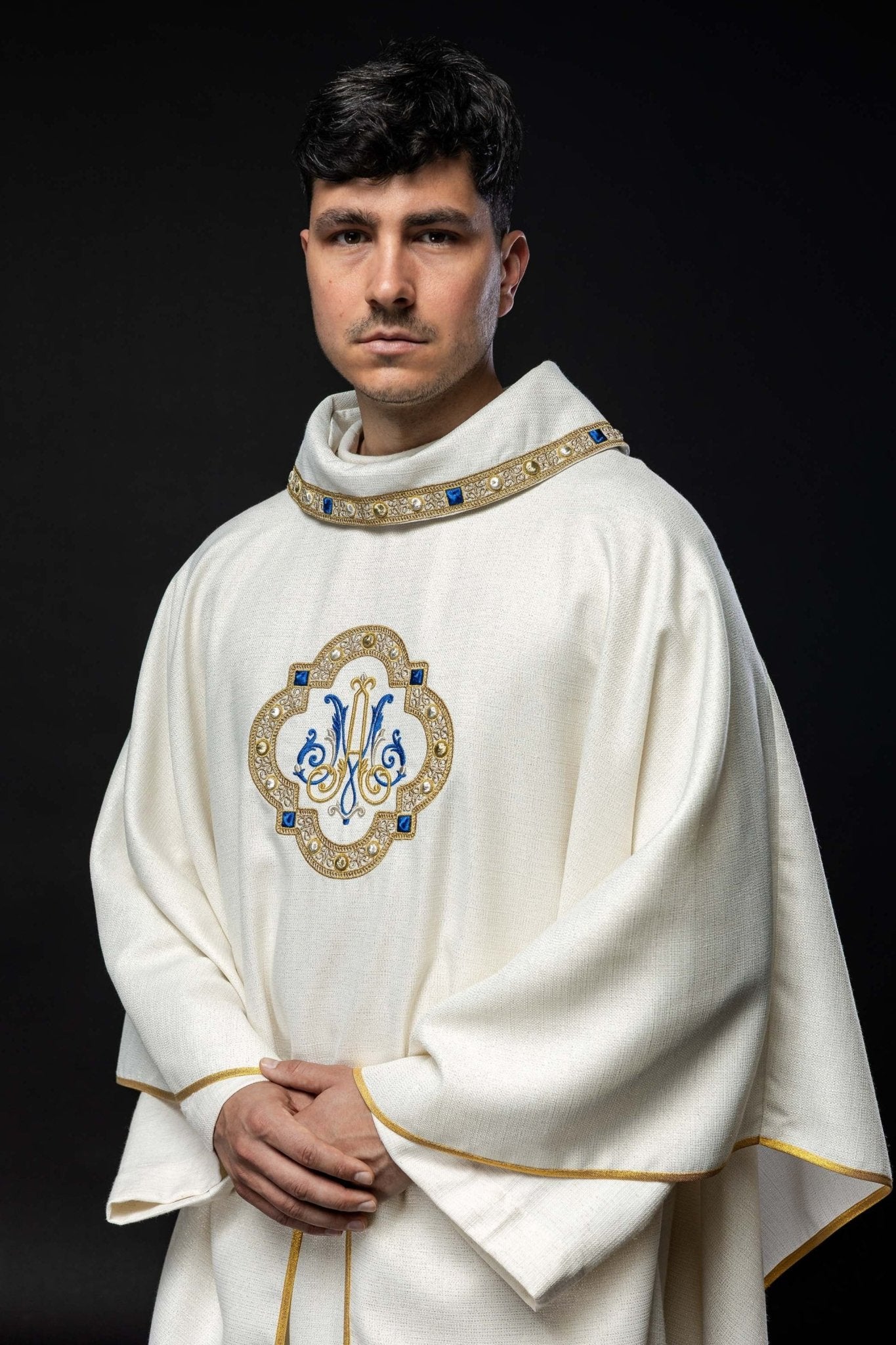 Casula liturgica con stemma mariano ricamato S - 7074 - 05 - 71 - PERILPRETE.IT