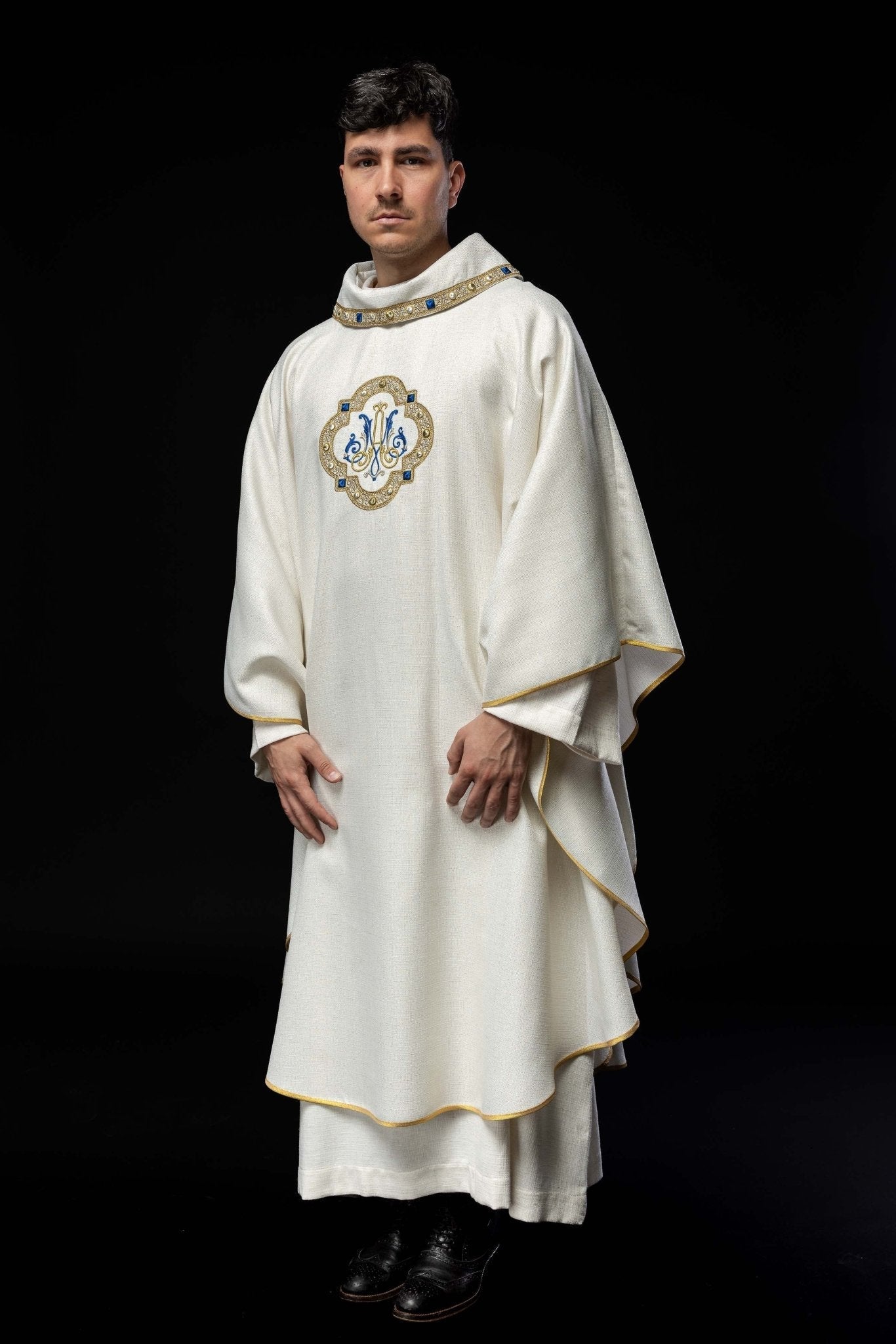 Casula liturgica con stemma mariano ricamato S - 7074 - 05 - 71 - PERILPRETE.IT