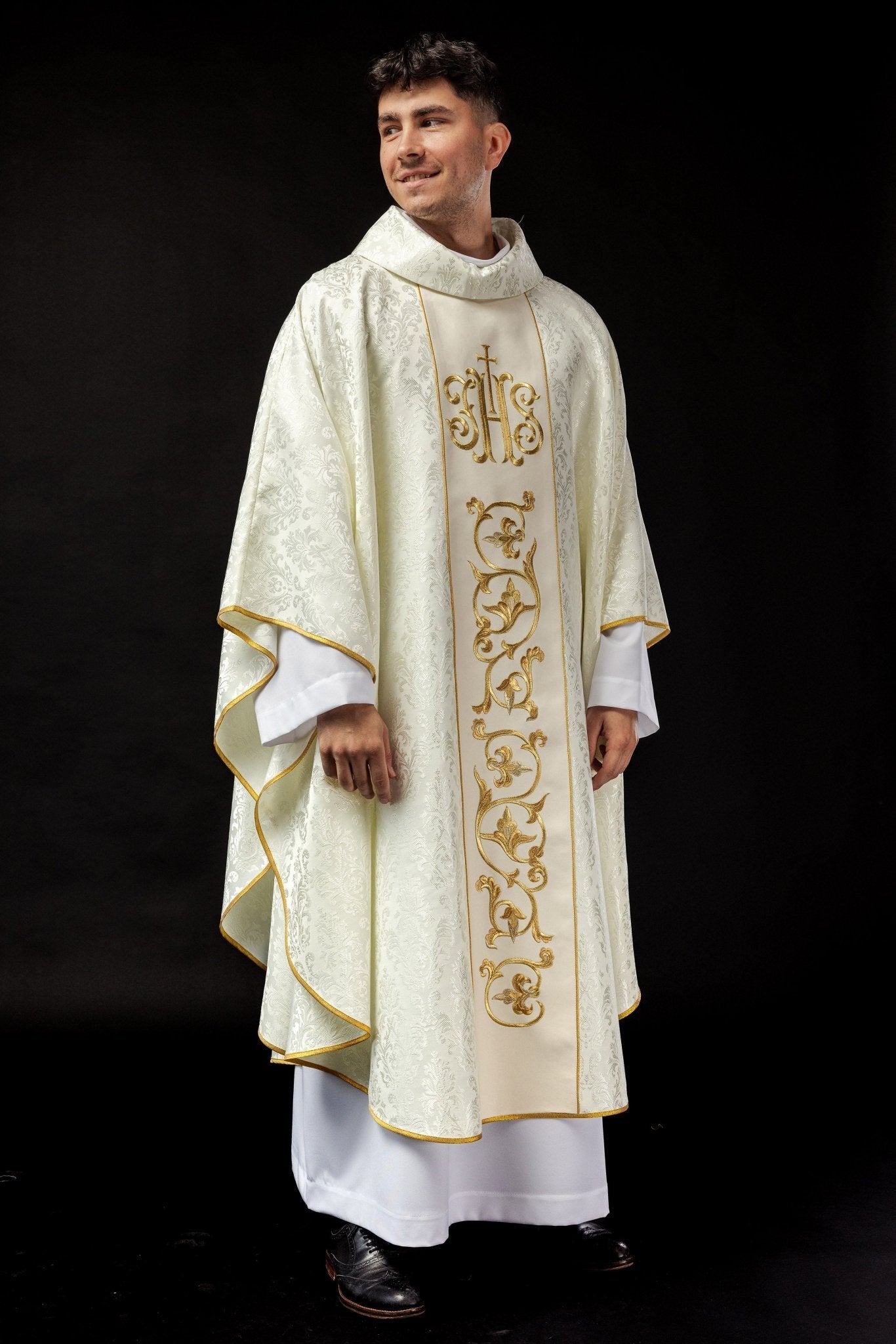 Casula liturgica ecrù con fascia IHS riccamente decorata S - 7059 - 05 - 67 - PERILPRETE.IT