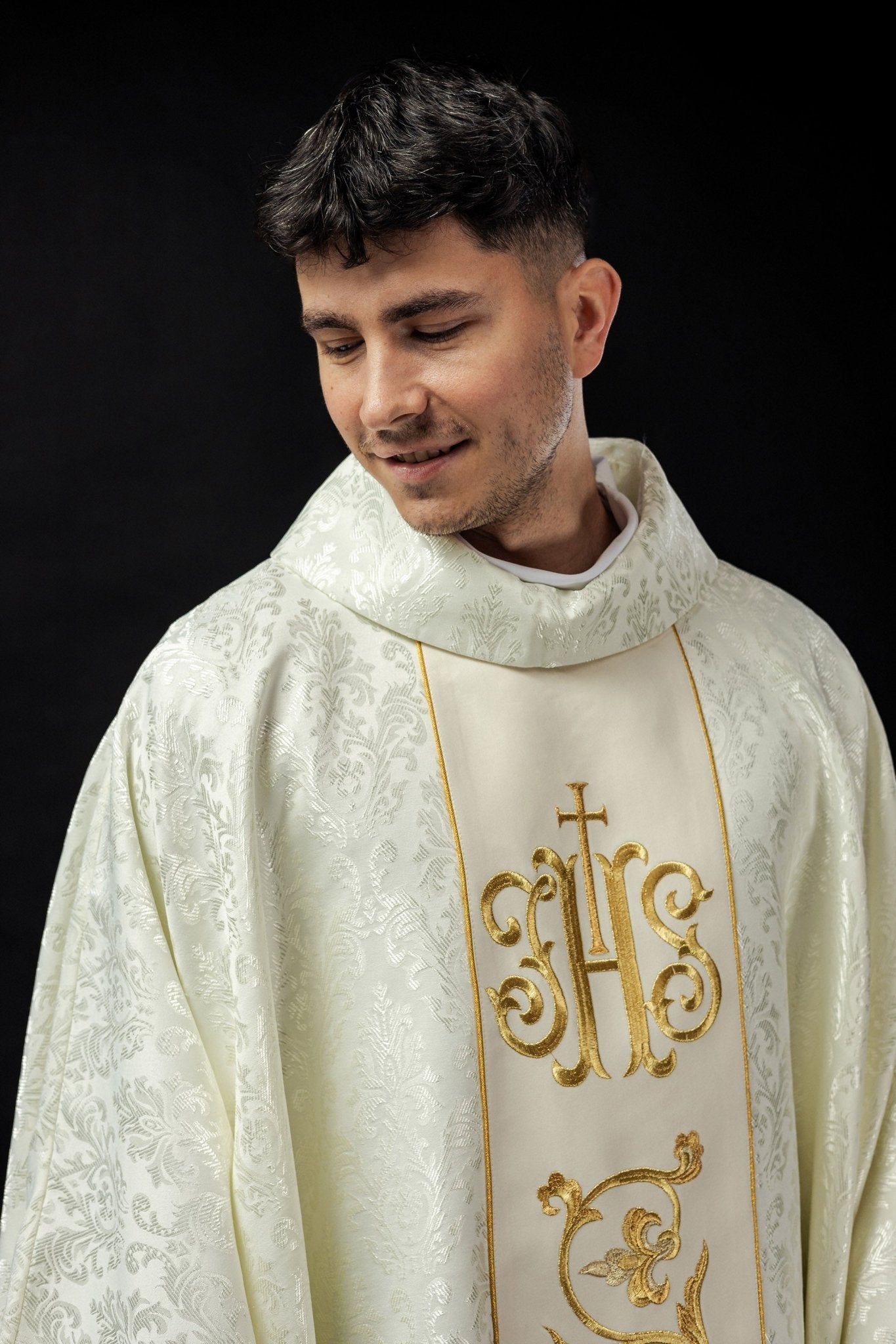 Casula liturgica ecrù con fascia IHS riccamente decorata S - 7059 - 05 - 67 - PERILPRETE.IT
