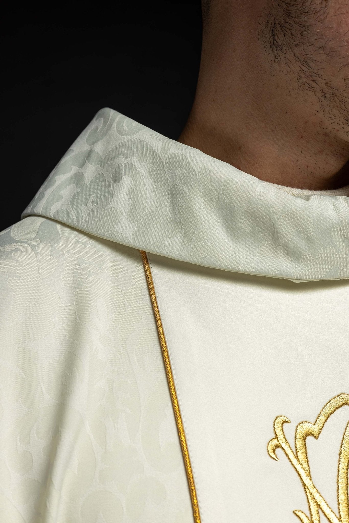 Casula liturgica mariana con gigli ricamati S - 7058 - 05 - 81 - PERILPRETE.IT