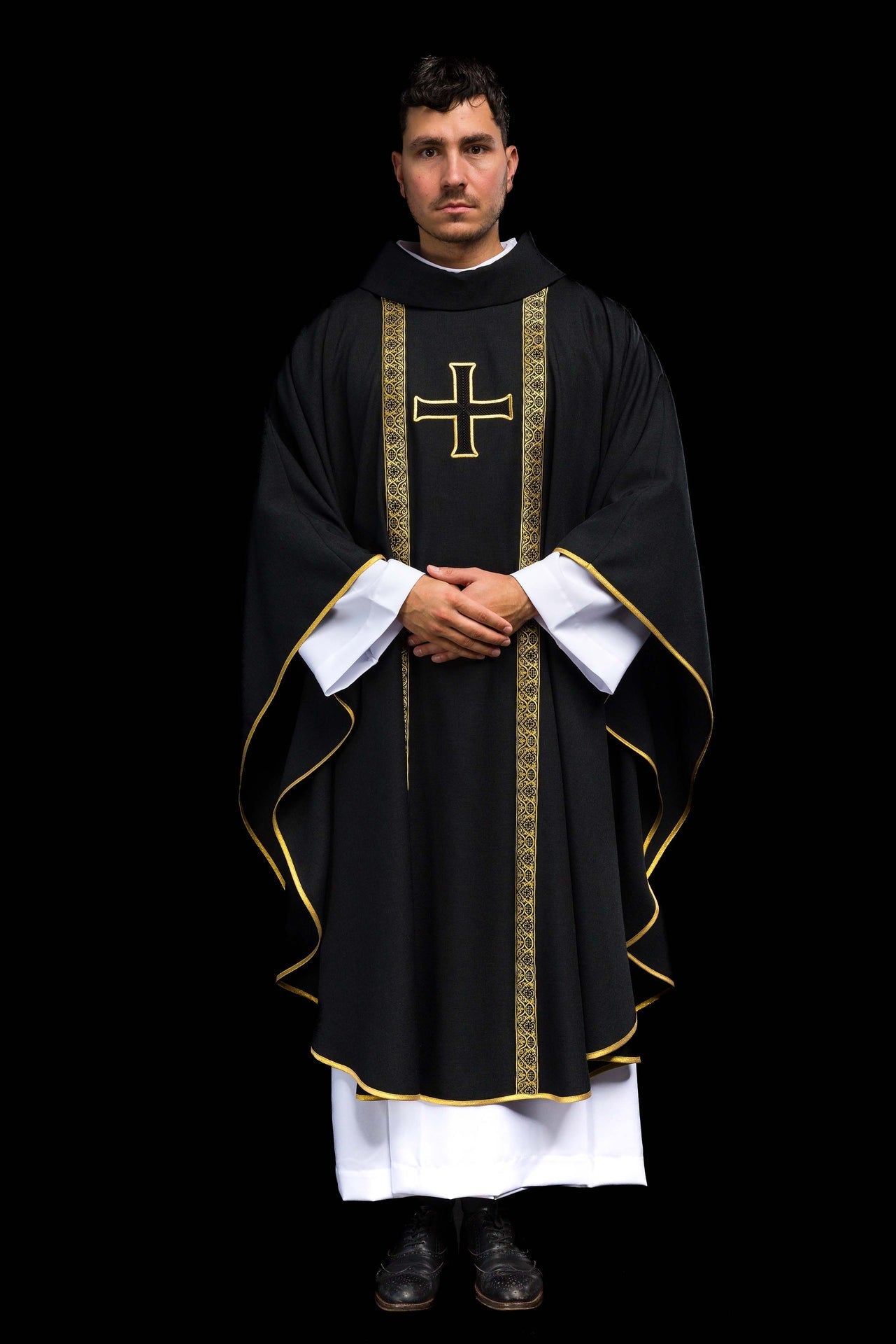 Casula liturgica nera con croce ricamata e bande jacquard KOR/975/07/70 - PERILPRETE.IT