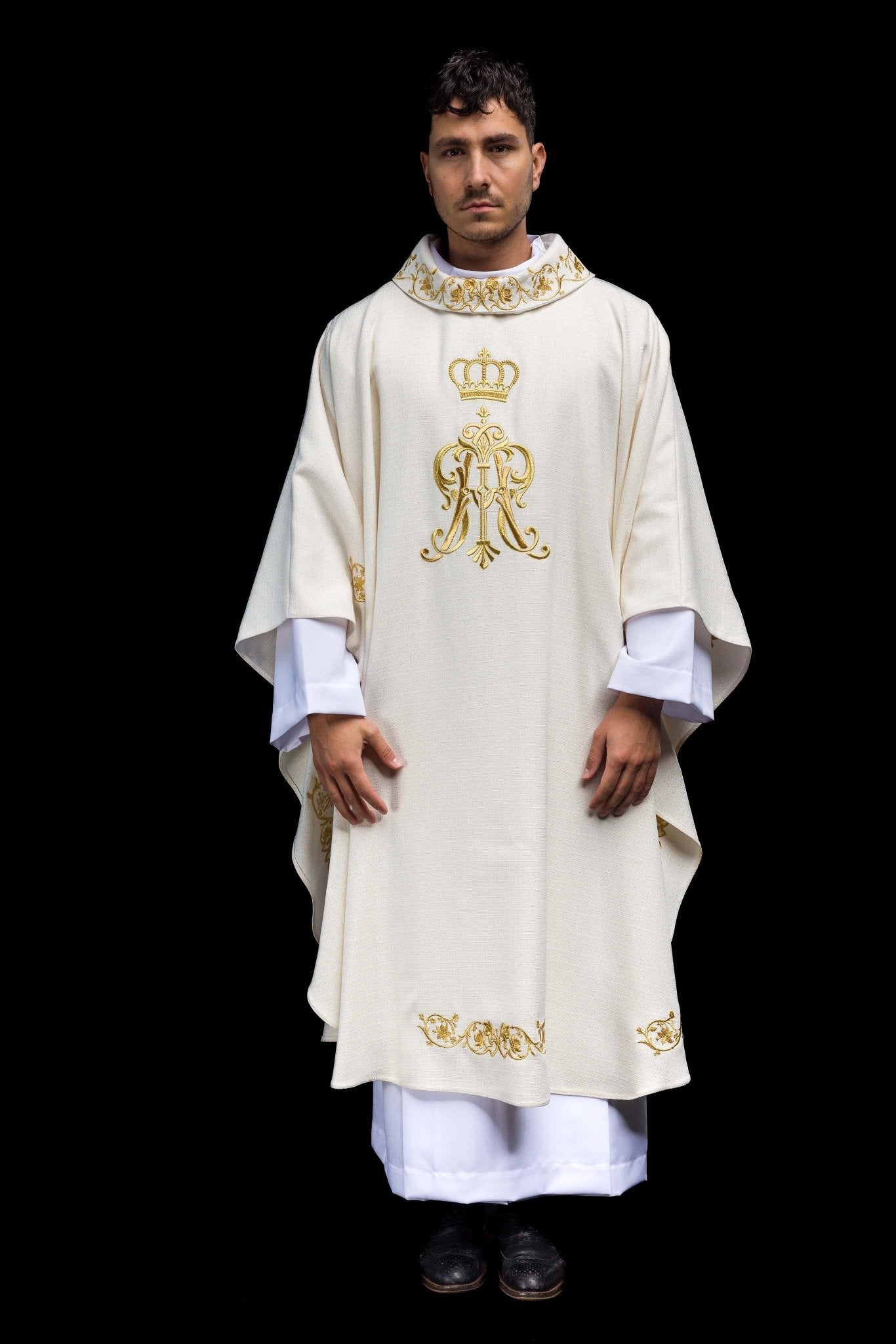 Casula liturgica ricamata con stemma mariano e corona S-7064-05-71 - PERILPRETE.IT