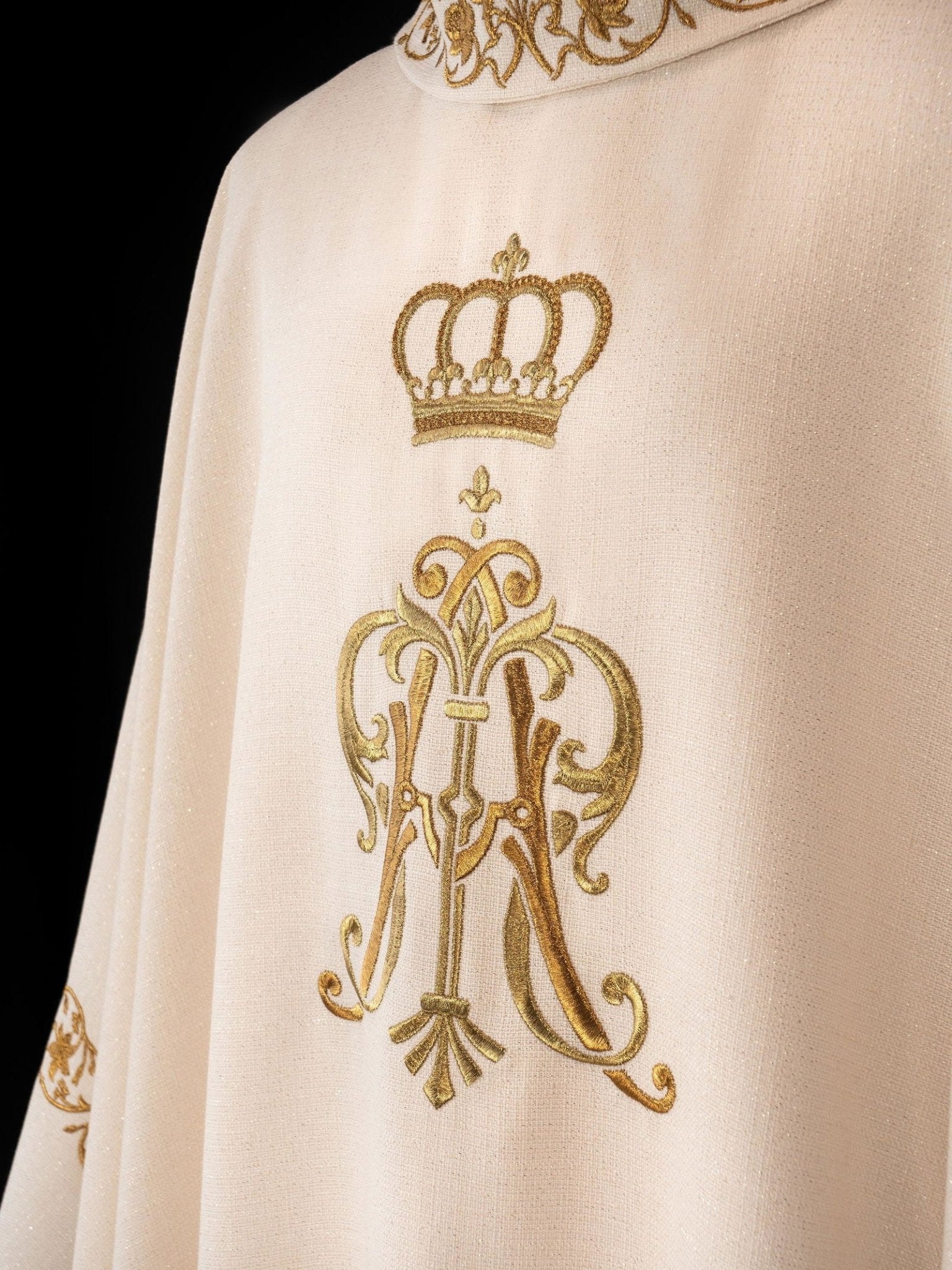 Casula liturgica ricamata con stemma mariano e corona S - 7064 - 05 - 71 - PERILPRETE.IT