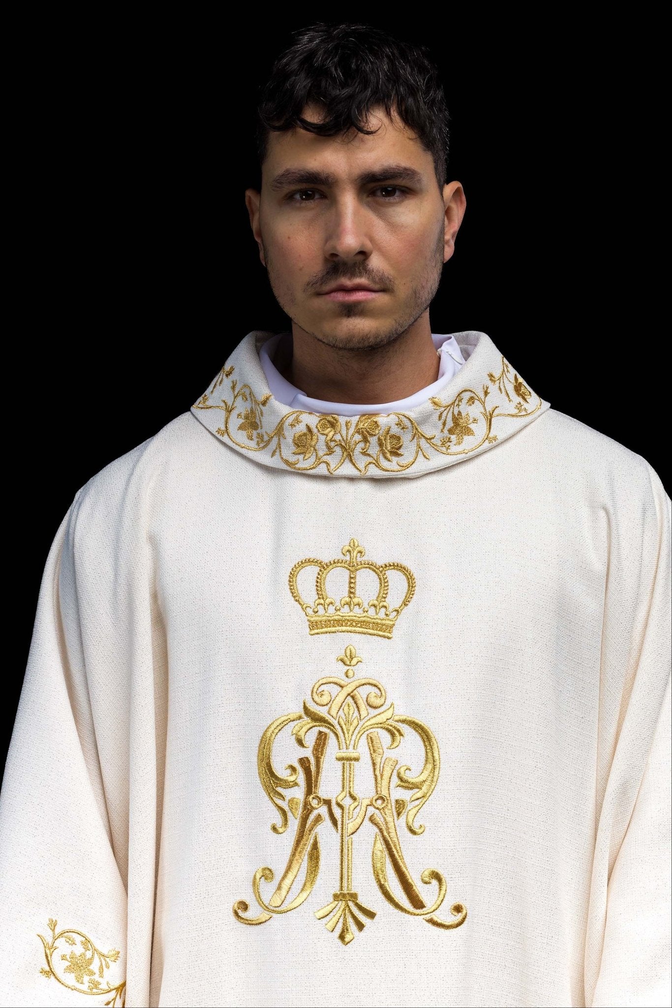 Casula liturgica ricamata con stemma mariano e corona S-7064-05-71 - PERILPRETE.IT