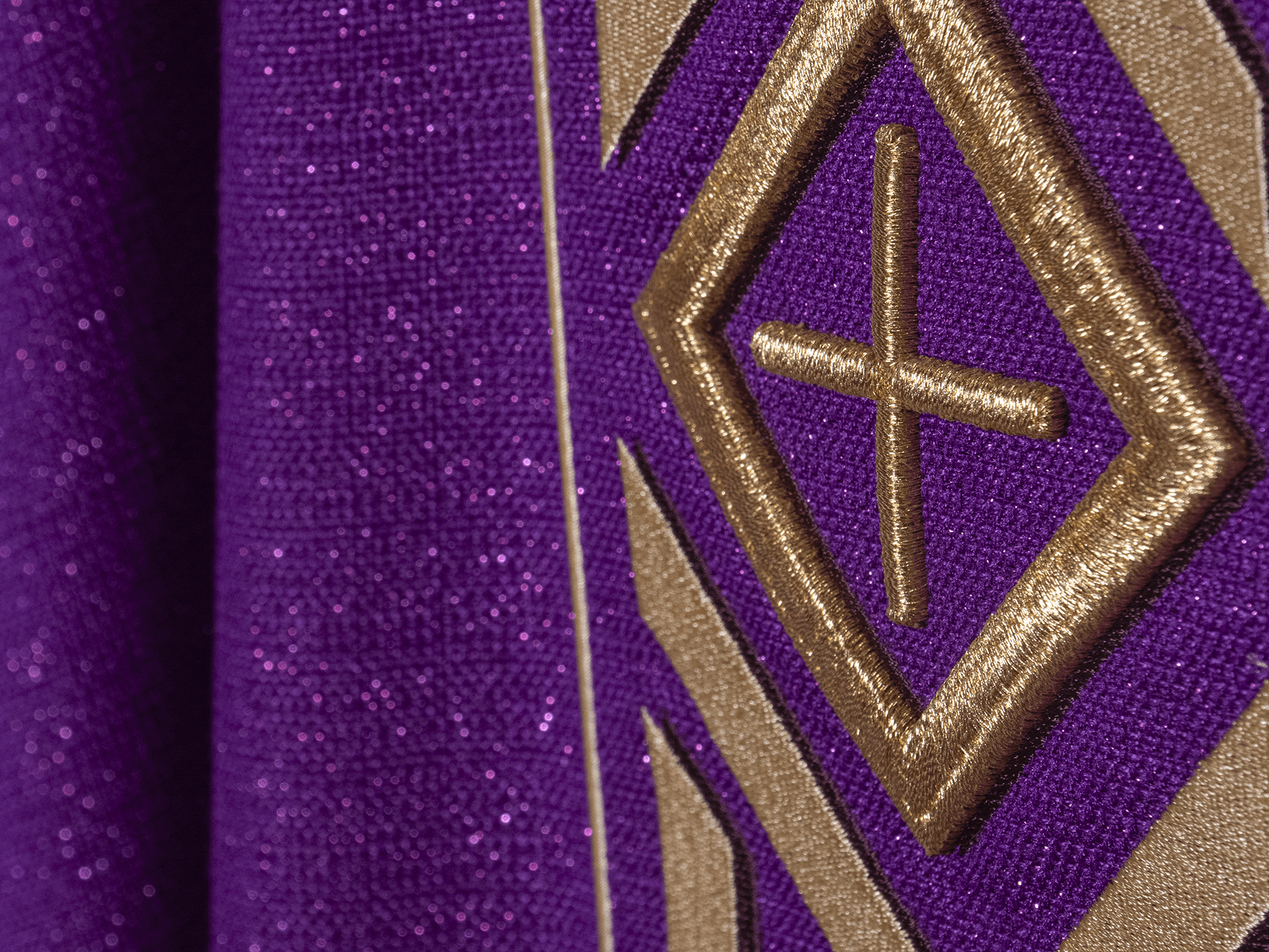 Casula Liturgica ricamata Viola con Croce e Decorazioni KOR/271/03/71 - PERILPRETE.IT