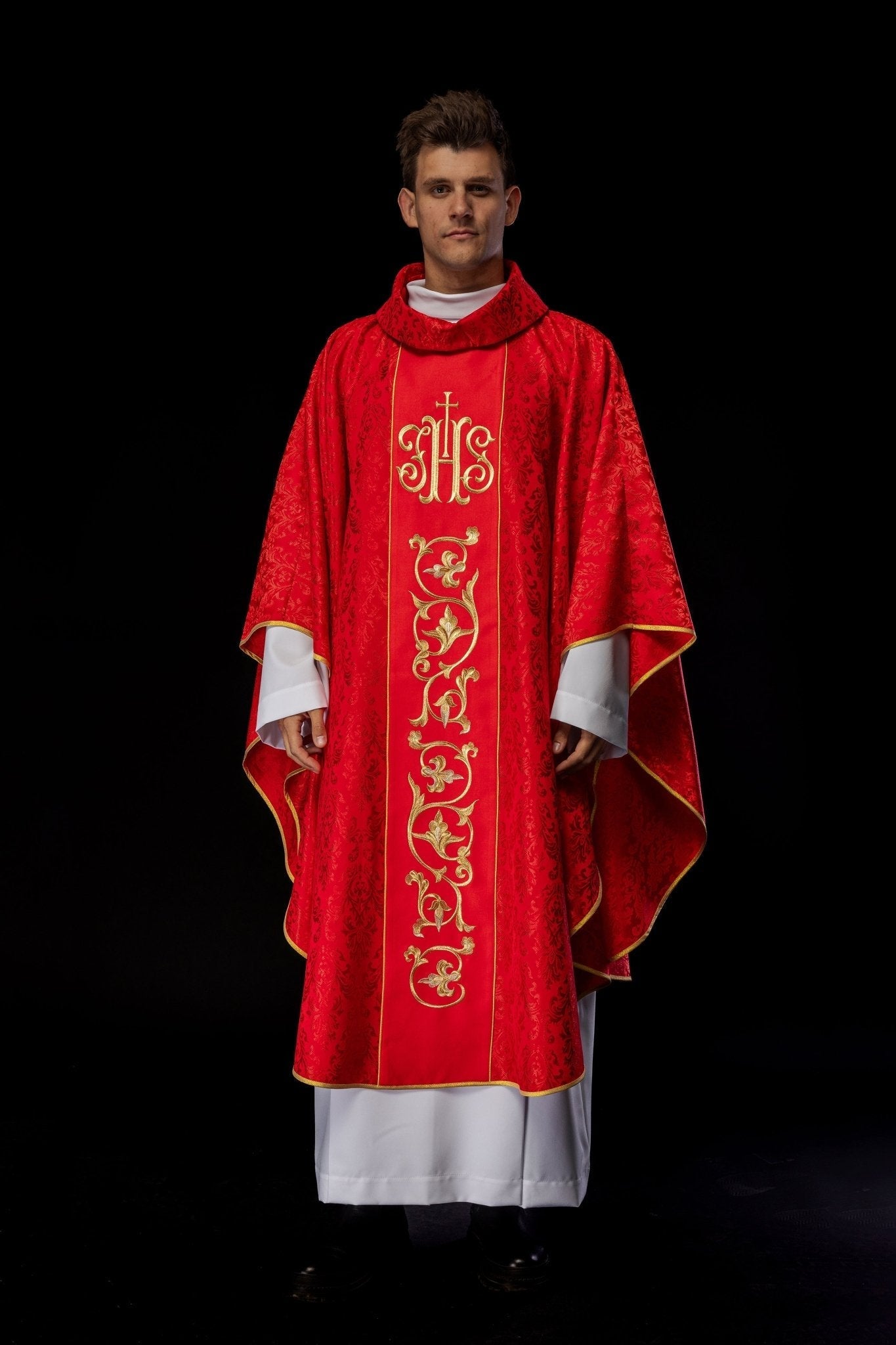 Casula liturgica rossa con cintura IHS riccamente decorata S - 7059 - 02 - 67 - PERILPRETE.IT