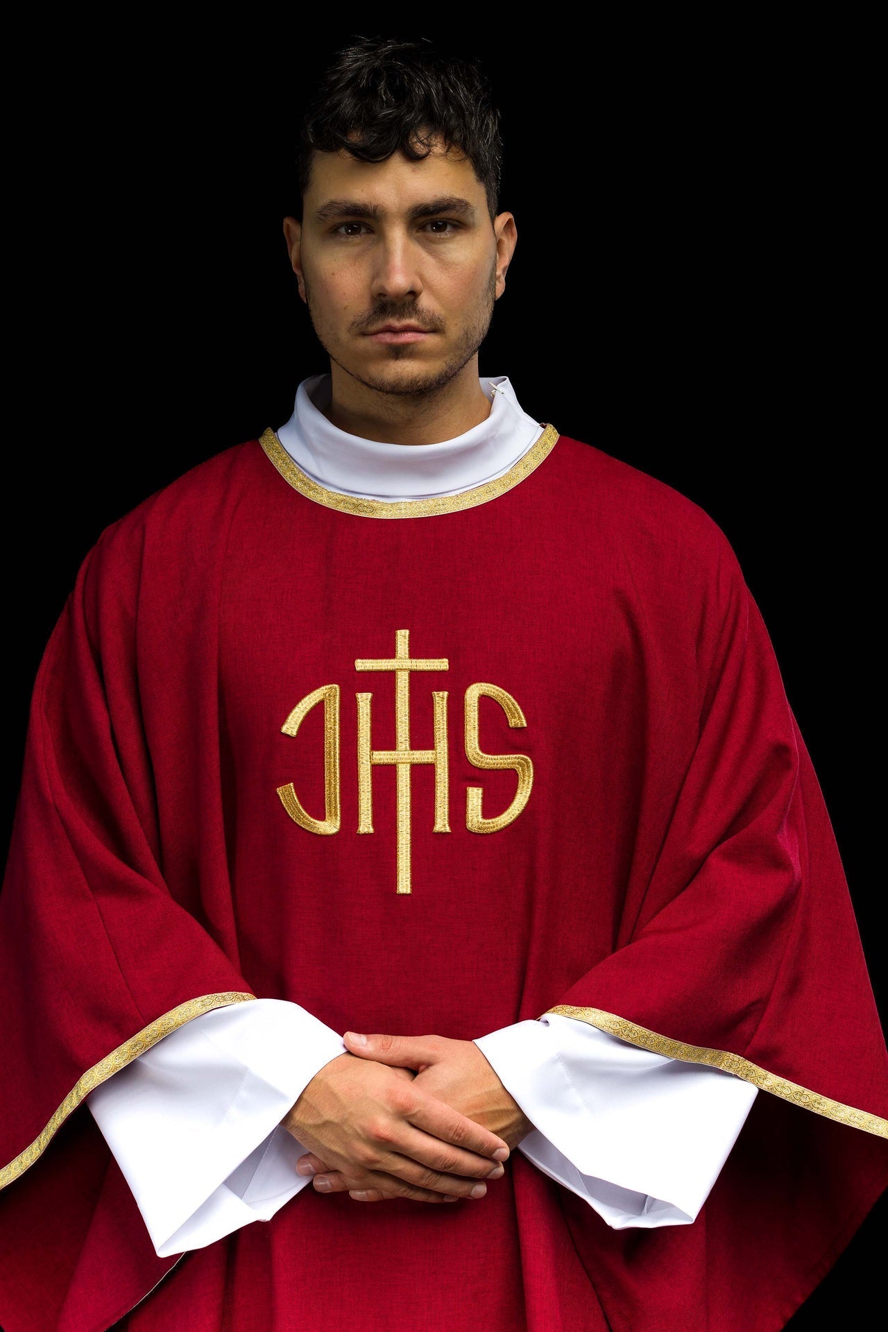 Casula liturgica rossa con ricamo dorato IHS KOA/001/02/70 - PERILPRETE.IT