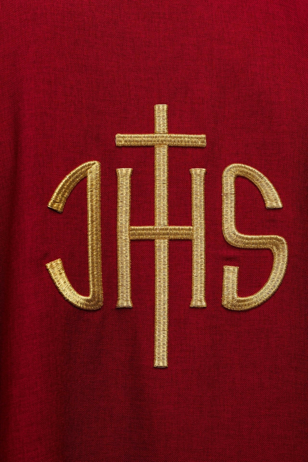 Casula liturgica rossa con ricamo dorato IHS KOA/001/02/70 - PERILPRETE.IT