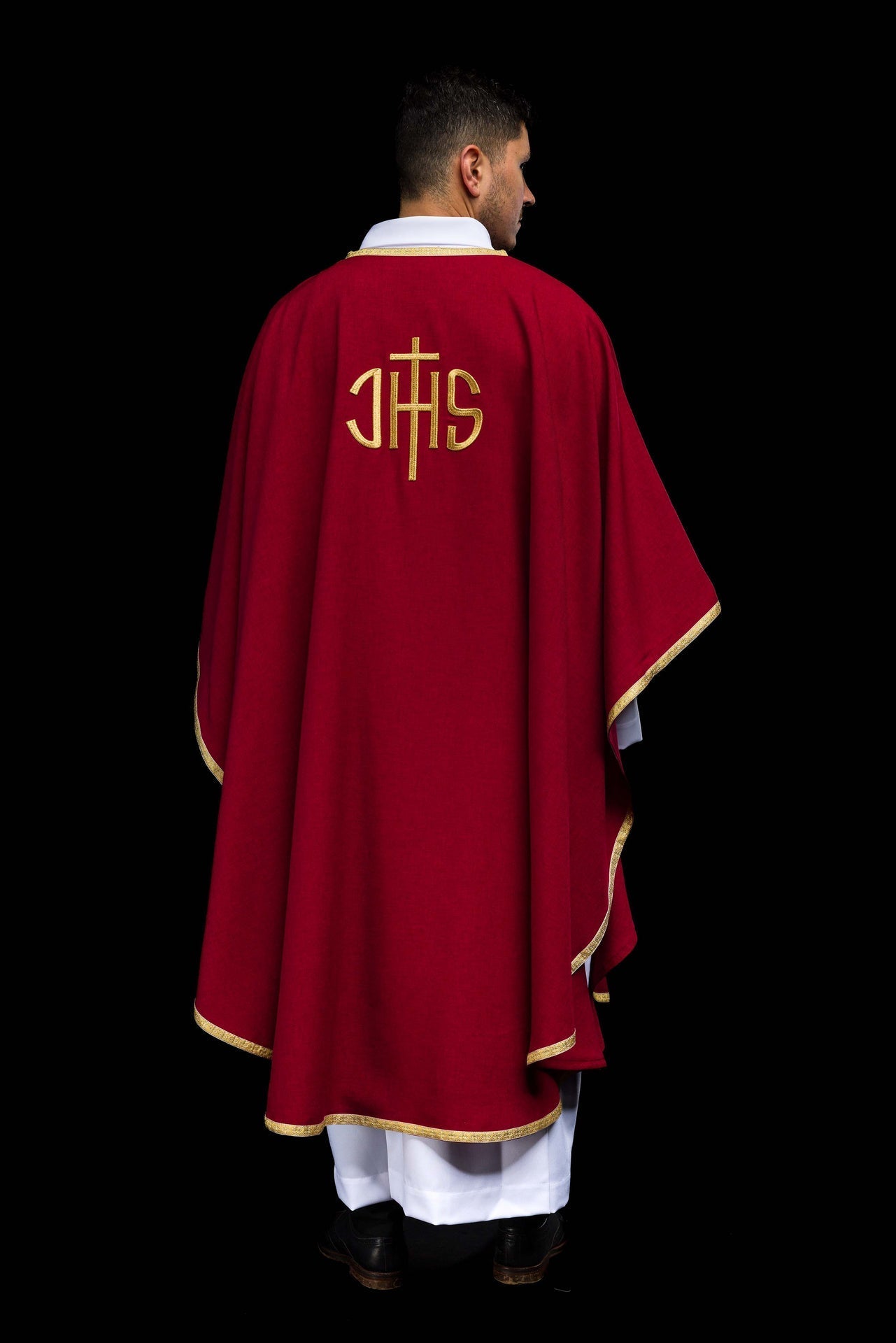 Casula liturgica rossa con ricamo dorato IHS KOA/001/02/70 - PERILPRETE.IT