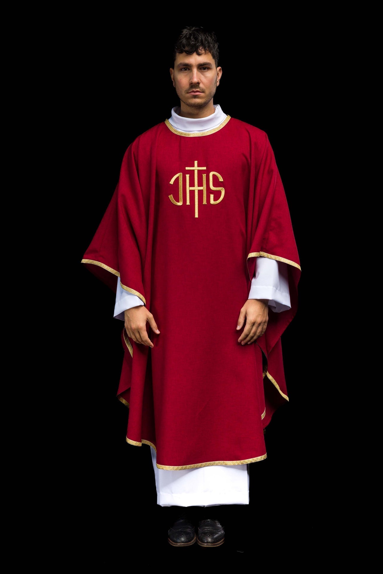 Casula liturgica rossa con ricamo dorato IHS KOA/001/02/70 - PERILPRETE.IT