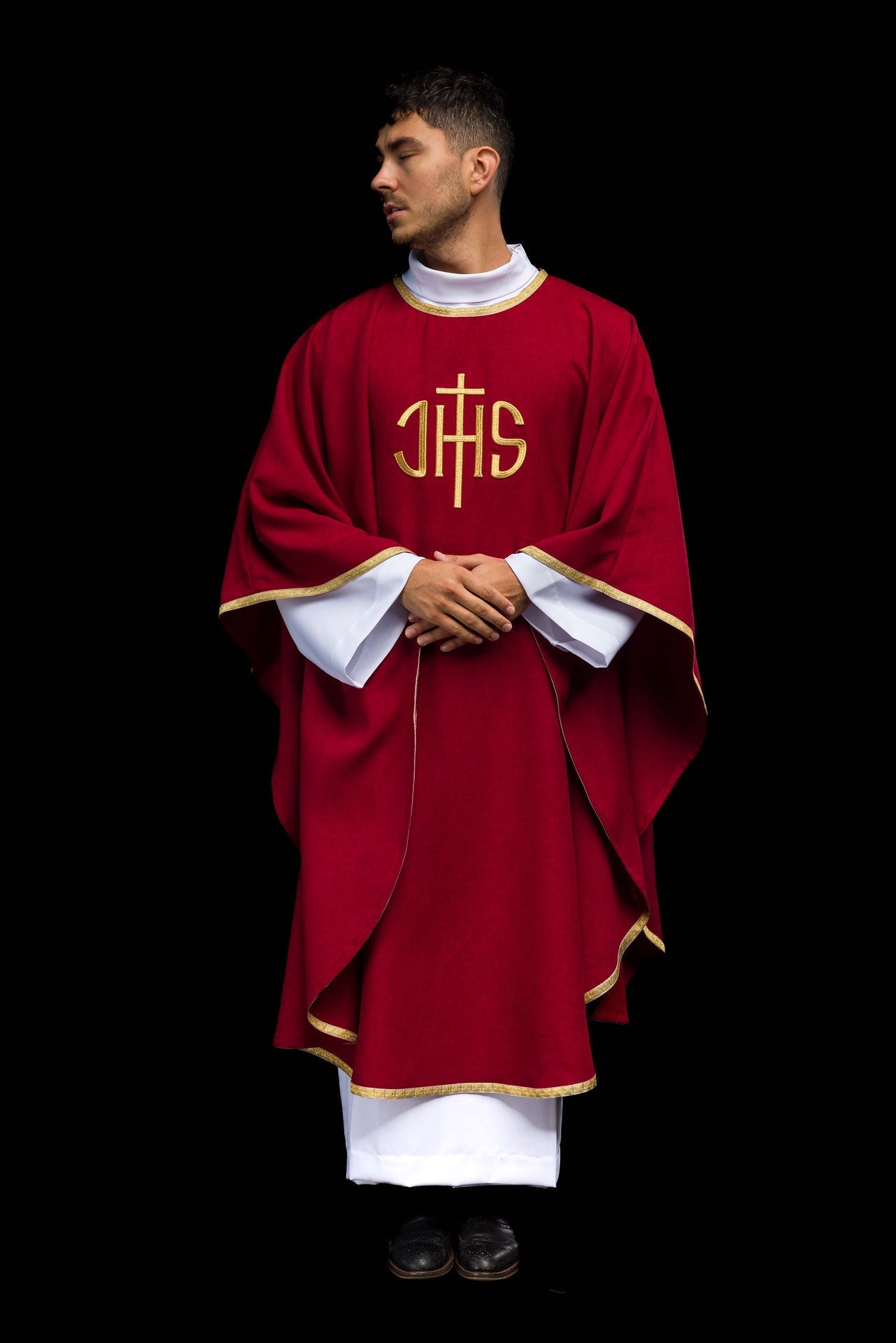 Casula liturgica rossa con ricamo dorato IHS KOA/001/02/70 - PERILPRETE.IT