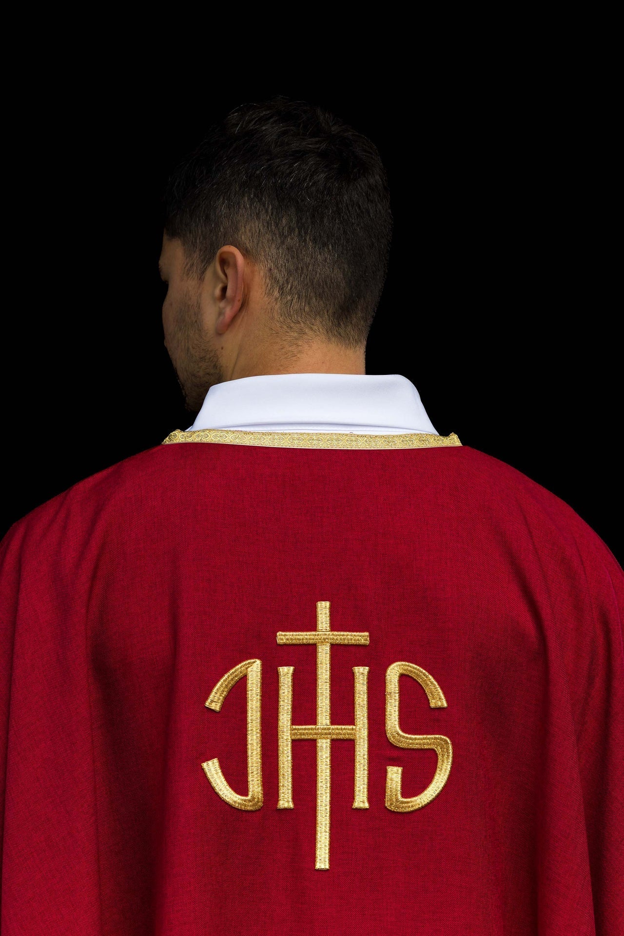 Casula liturgica rossa con ricamo dorato IHS KOA/001/02/70 - PERILPRETE.IT