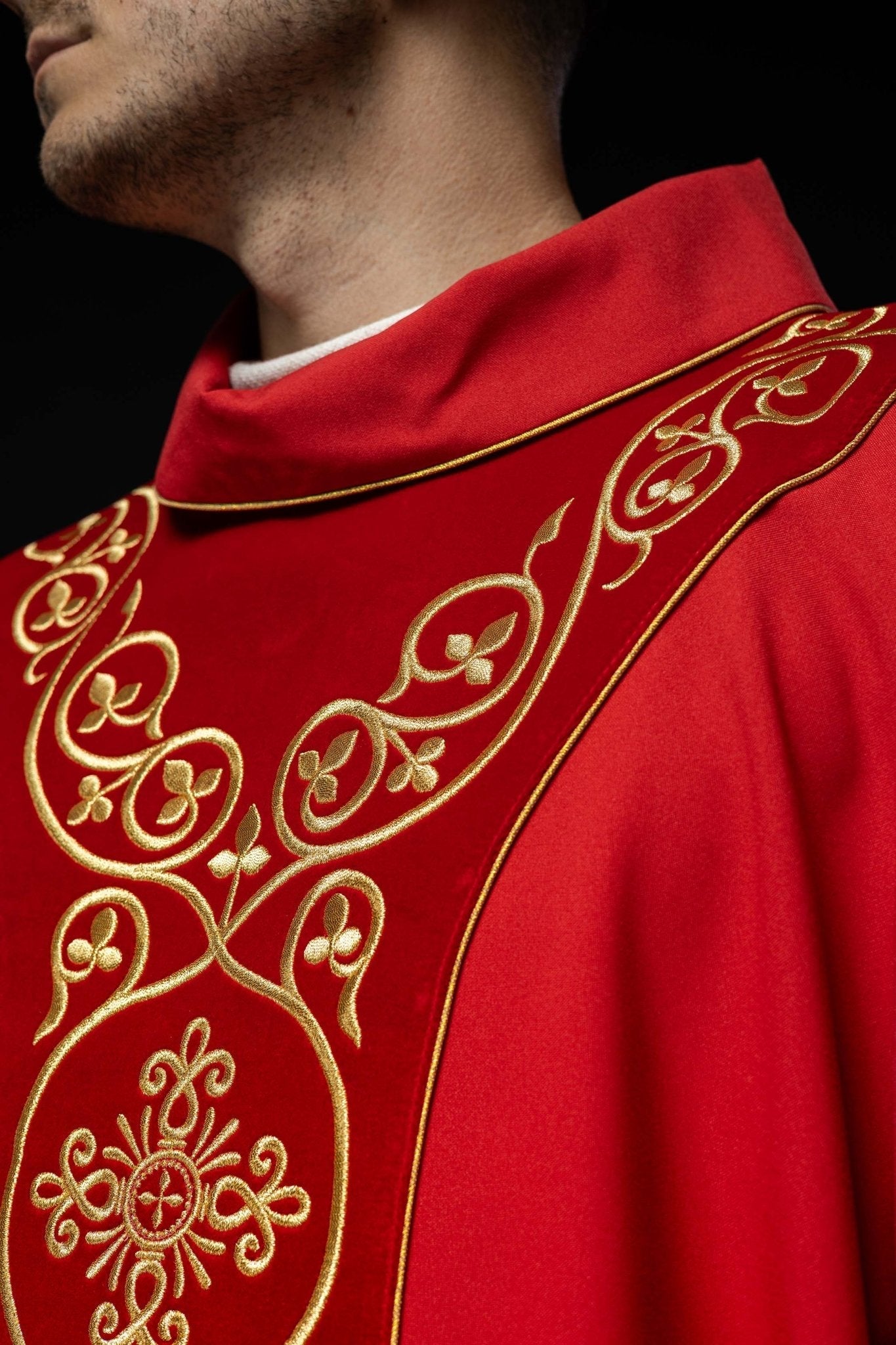 Casula liturgica Rossa decorata con stolone in velluto ricamato KOR/169/02 - PERILPRETE.IT