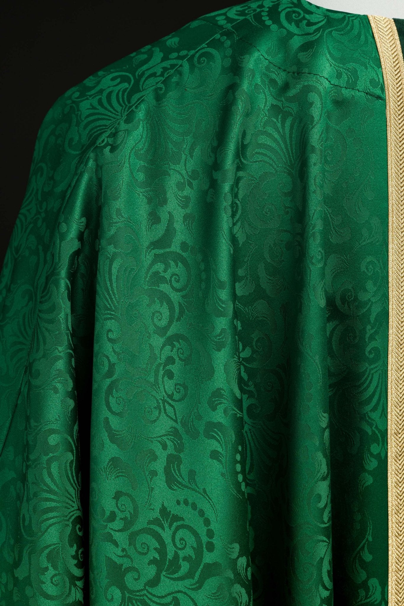 Casula liturgica verde con cintura e ricamo a croce su tessuto jacquard KOA/007/01/98 - PERILPRETE.IT