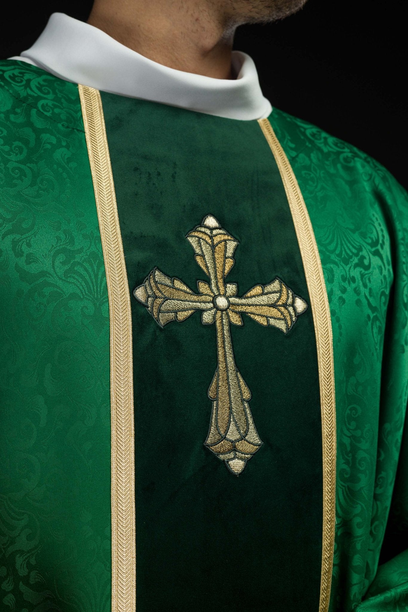 Casula liturgica verde con cintura e ricamo a croce su tessuto jacquard KOA/007/01/98 - PERILPRETE.IT