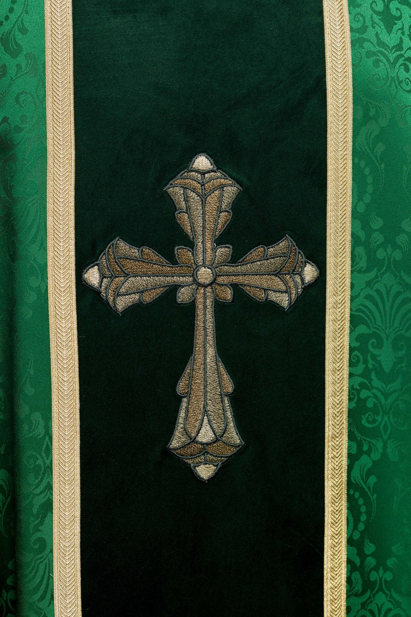 Casula liturgica verde con cintura e ricamo a croce su tessuto jacquard KOA/007/01/98 - PERILPRETE.IT