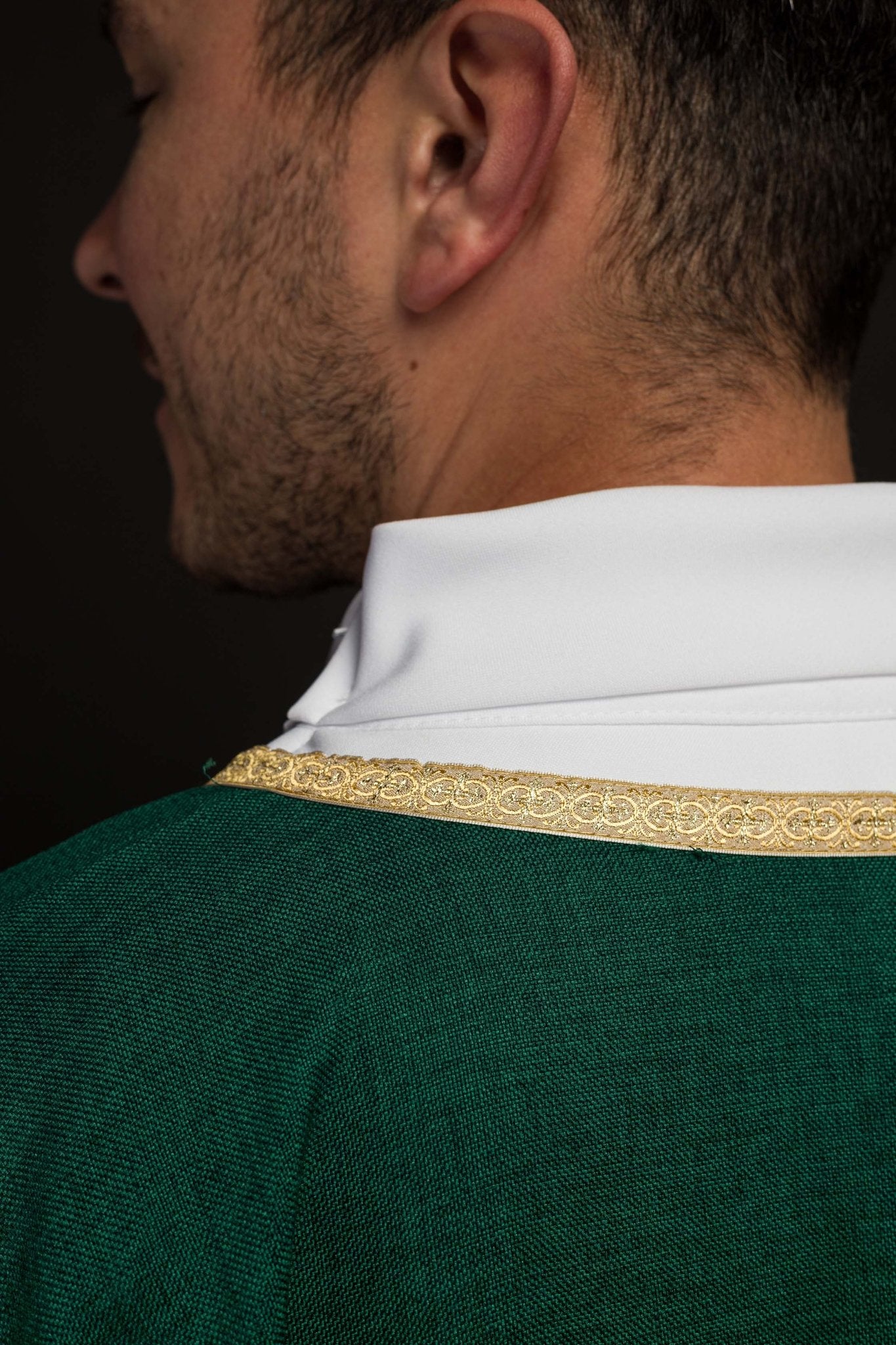 Casula liturgica verde con ricamo dorato IHS KOA/001/01/70 - PERILPRETE.IT