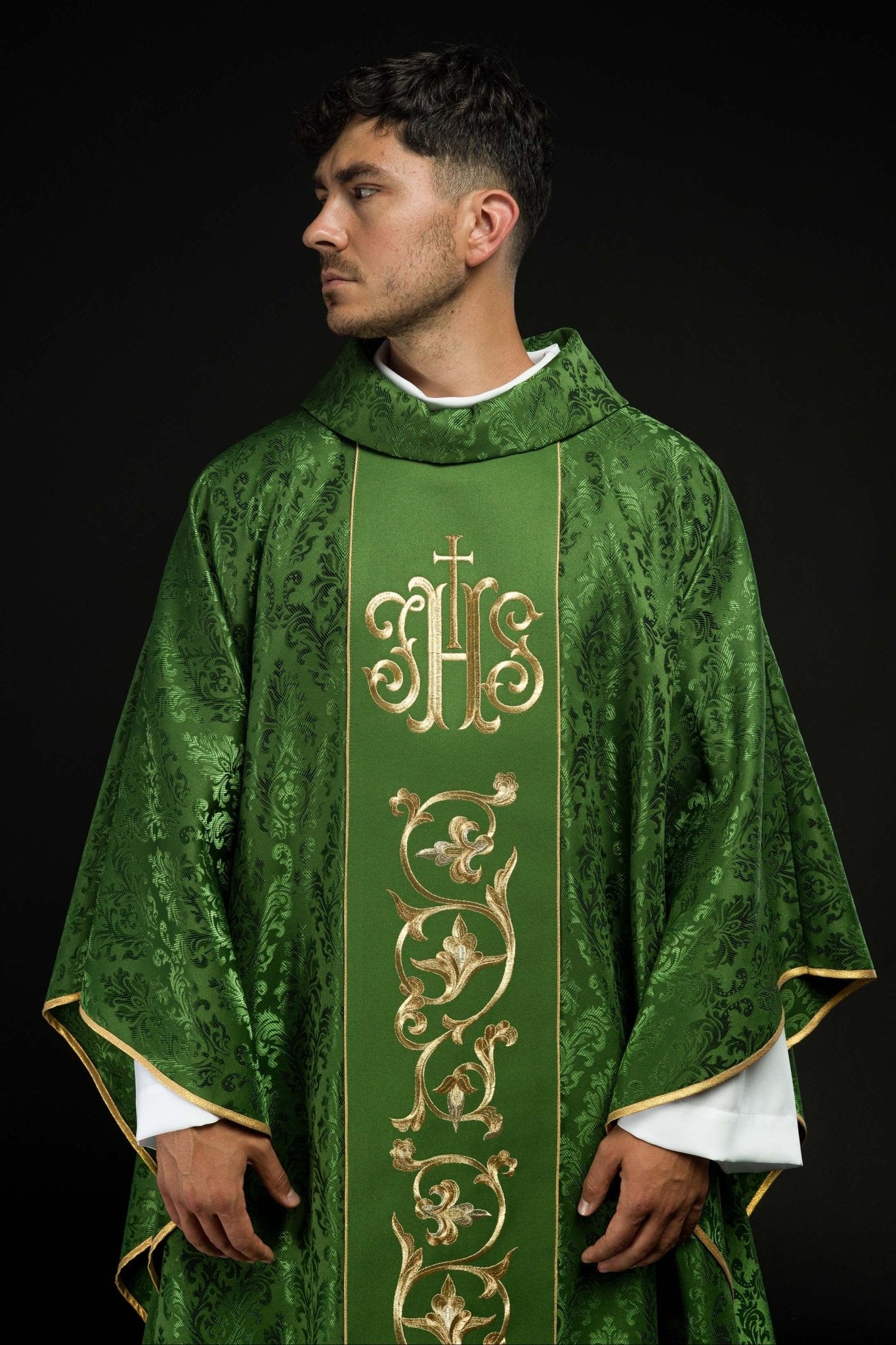 Casula liturgica verde con stolone e ricamo IHS riccamente decorata S-7059-01-67 - PERILPRETE.IT